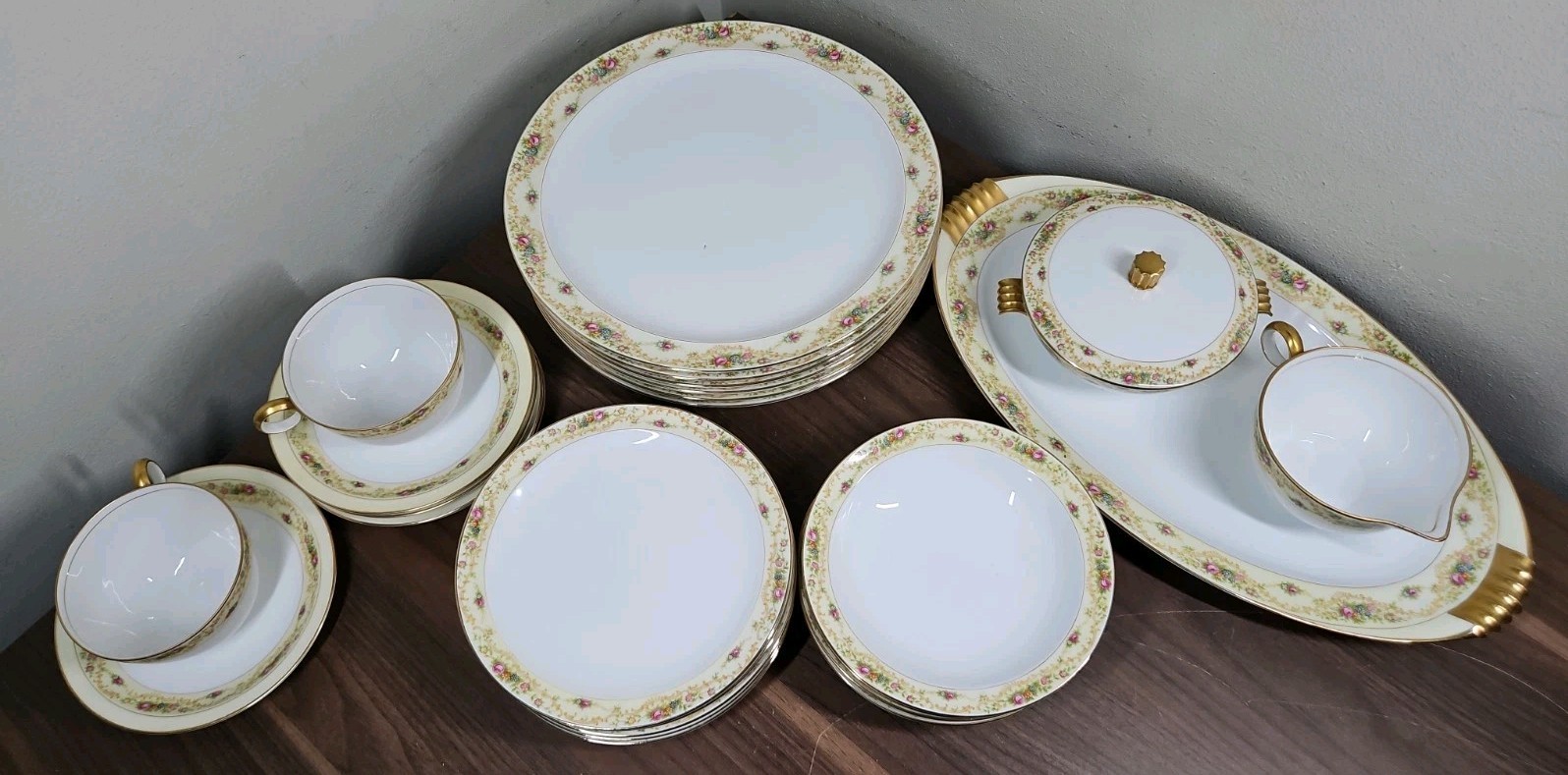MEITO CHINA THE WINDSOR SHAPE JAPAN 22K GOLD (32 Piece Set)