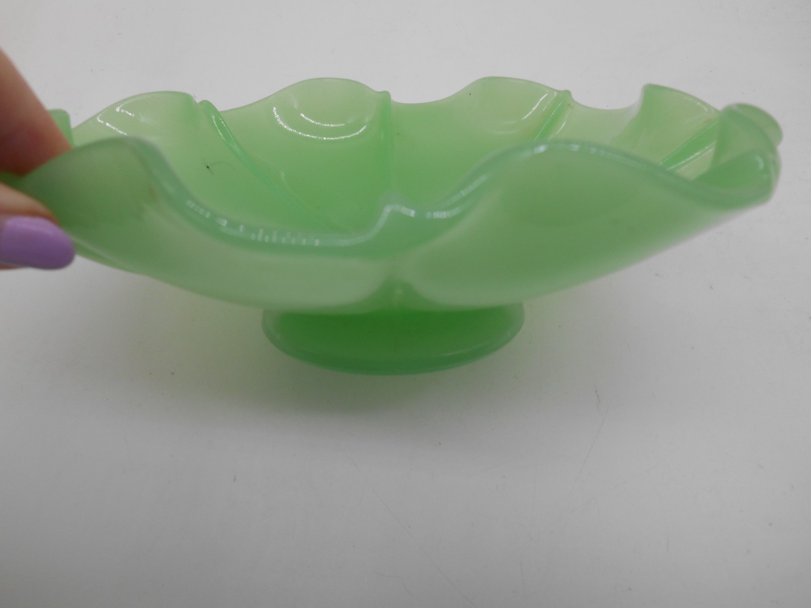 Vintage JADEITE GREEN Scalloped Edged Footed Pedestal Bowl 8 1/8″