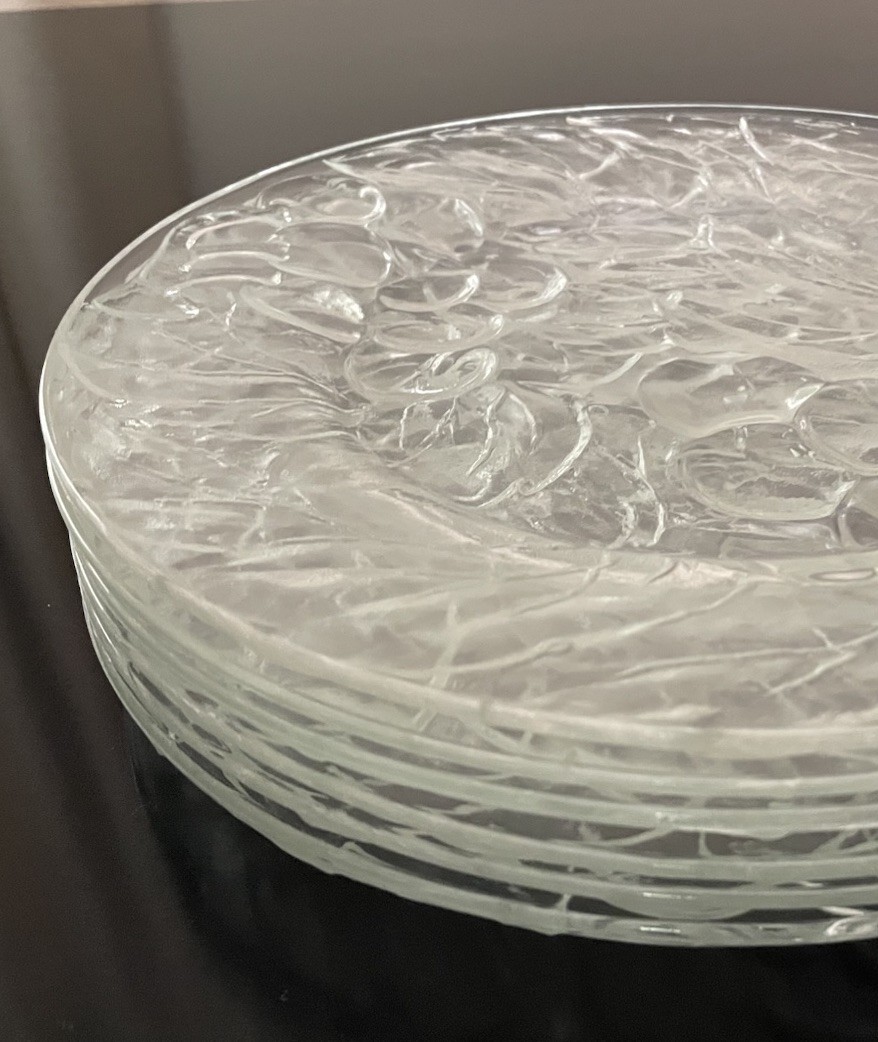 Vintage KIG Indonesia Grapes Leaves Clear Glass Dinner Plates 6 qty 10-3/8″ EVPC