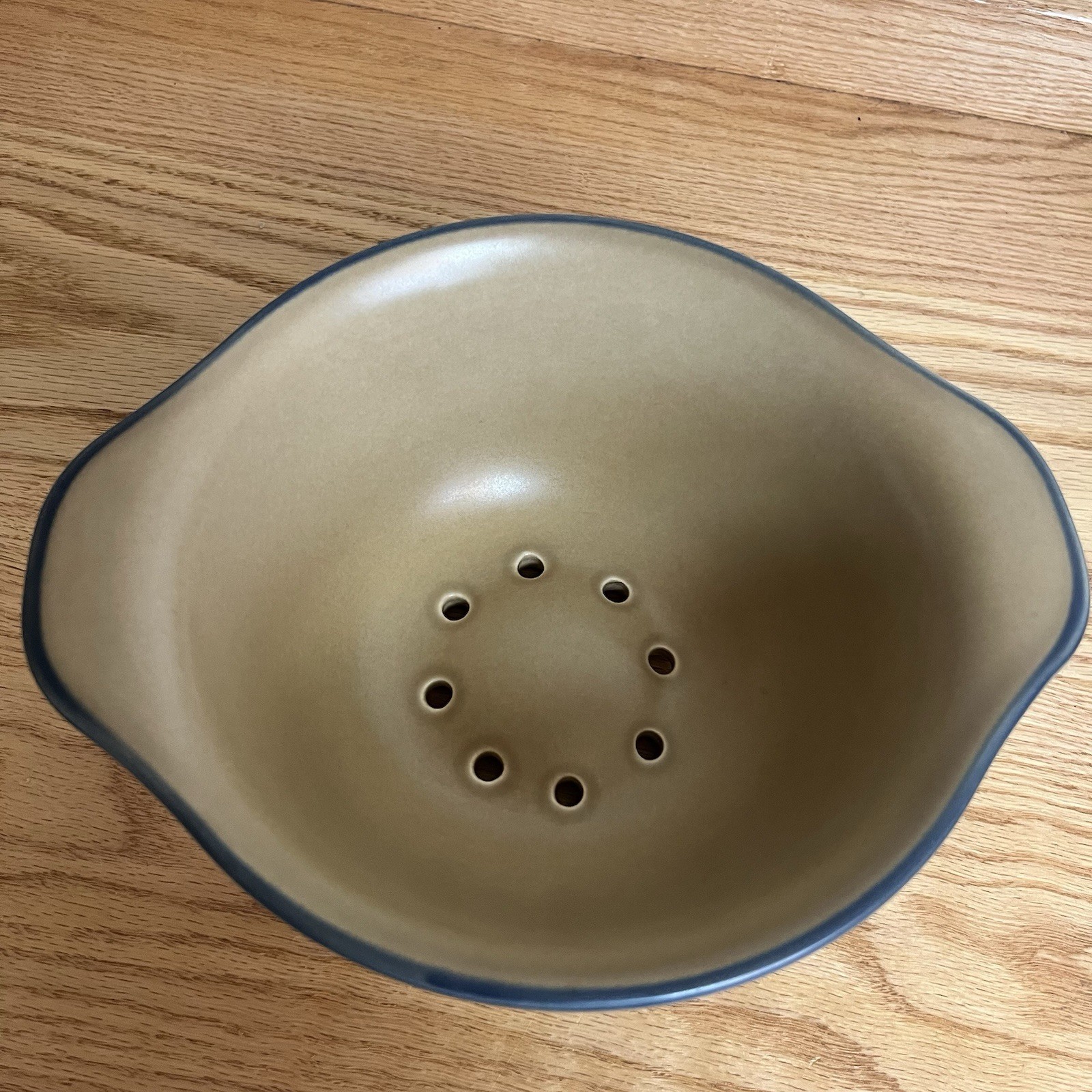 Vintage Pfaltzgraff Folk Art Colander Tan Blue Stoneware Country Kitchen Decor