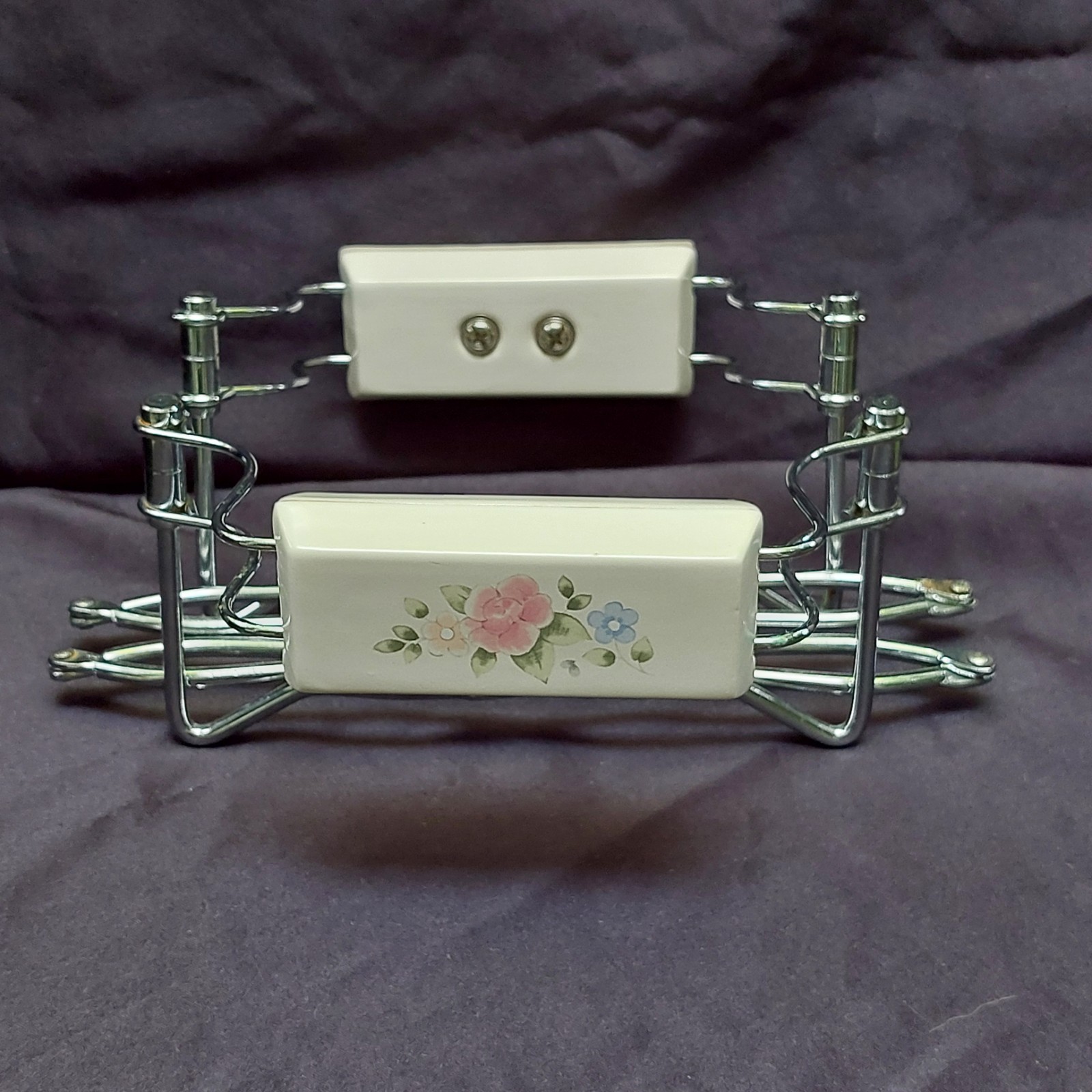 Pfaltzgraff “Yorktowne” Steel Adjustable Accordion Casserole Holder With Handles