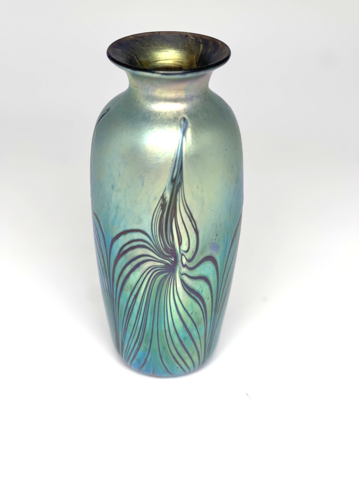 Blue Luster Vase with Red Feather Design. By Saul Alcaraz. Blown Glass