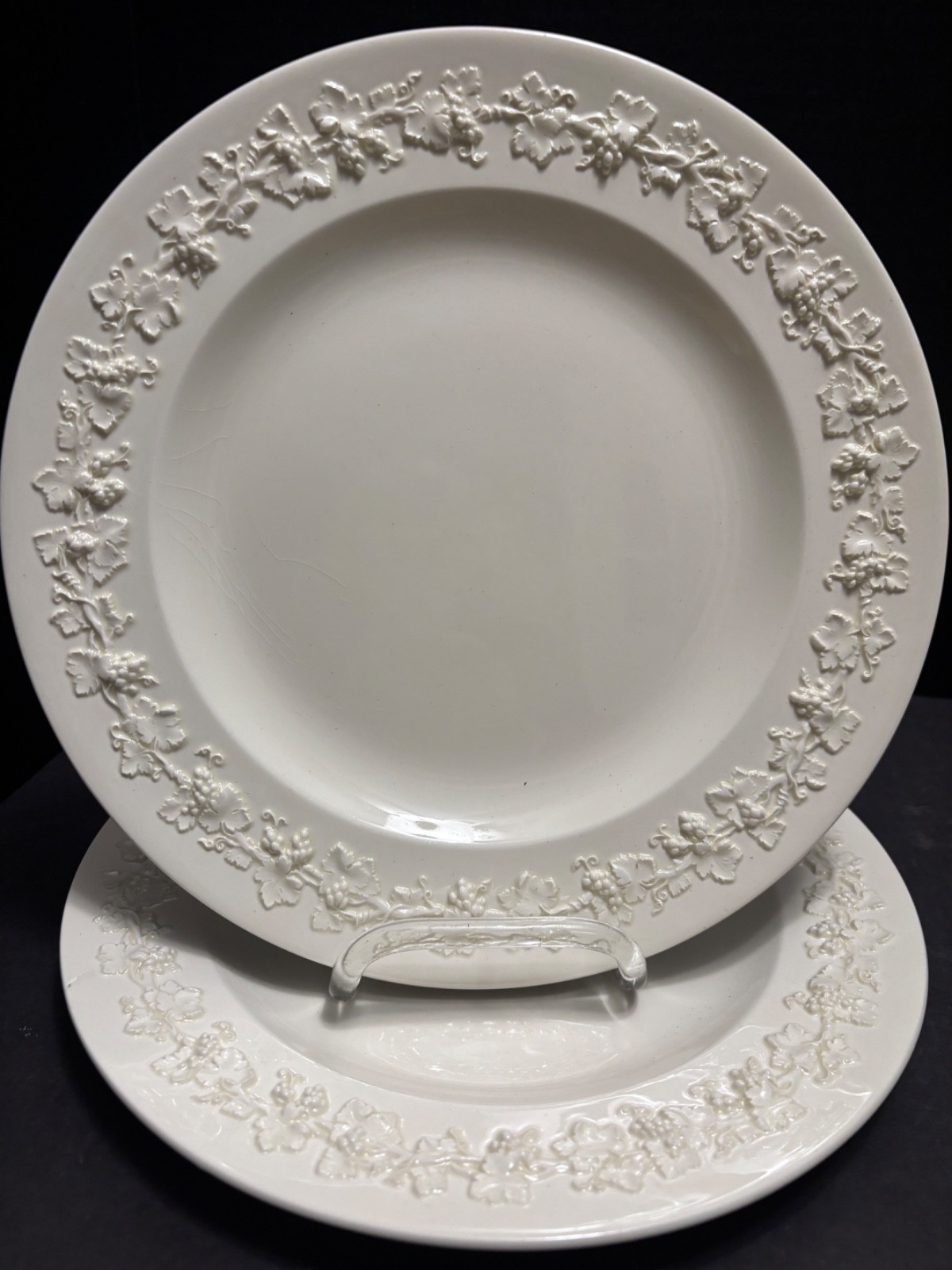 2 Wedgwood QUEENSWARE Embossed 10.25″ DINNER PLATES 1969 Vintage Vine Garland