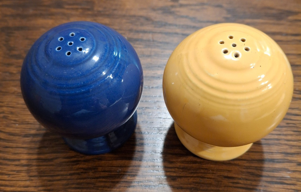 Vintage Homer Laughlin Fiestaware Lt Yellow & Cobalt Blue Ball Shakers (RT871)