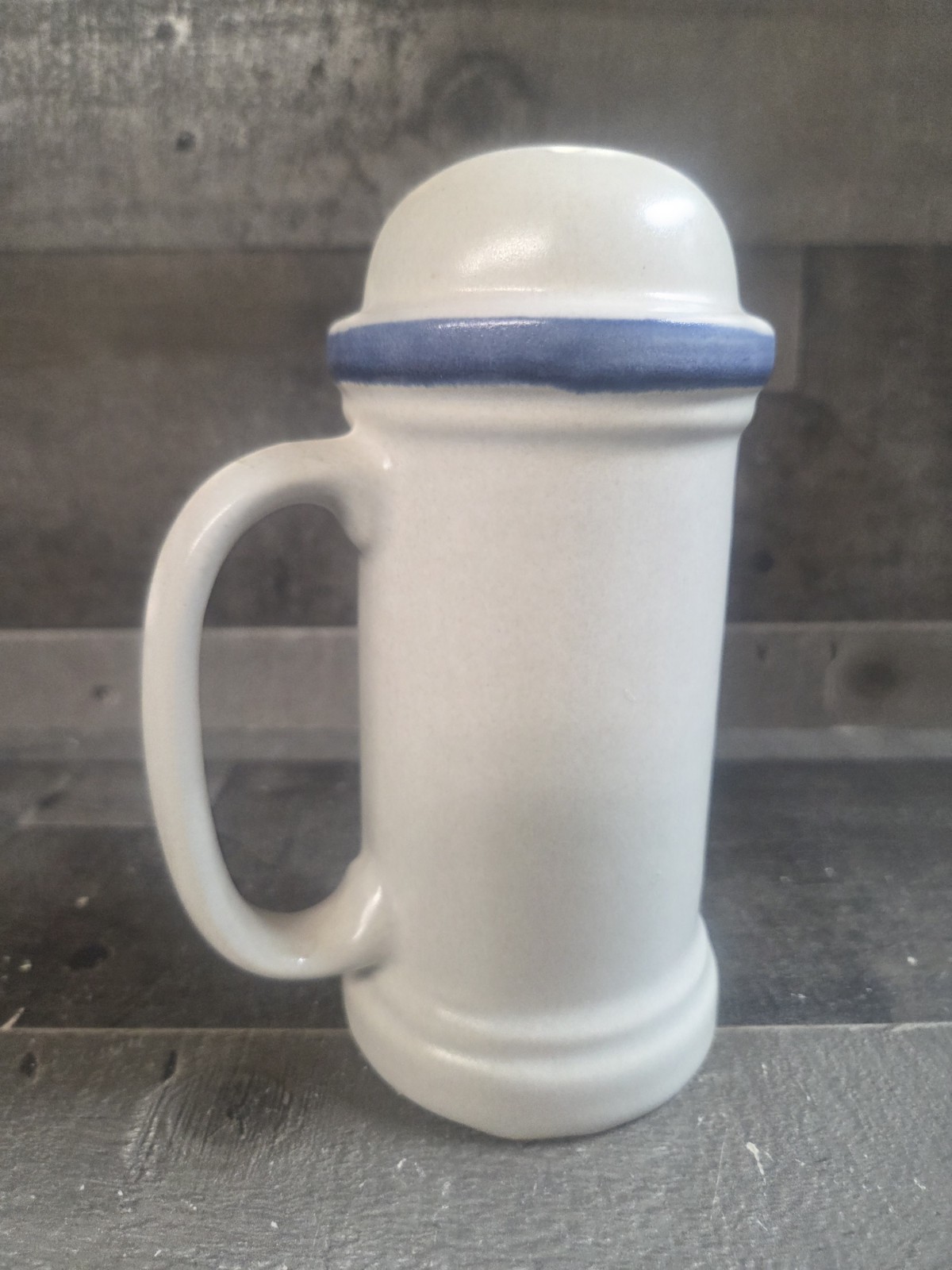 Pfaltzgraff Yorktowne Cheese/Spice Shaker with Handle & Stopper 6.5″ Stoneware