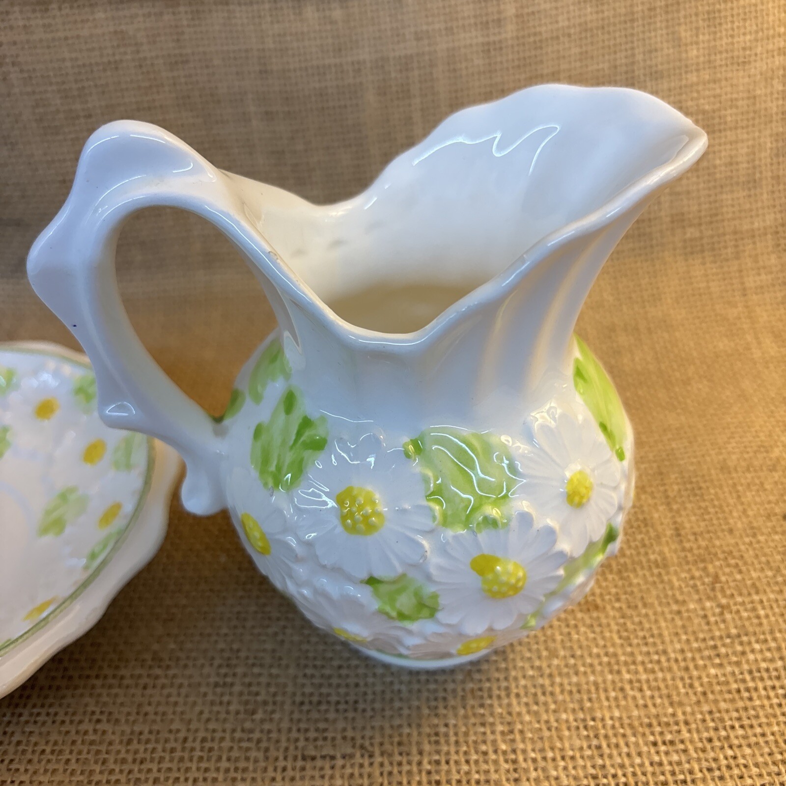 Vintage Enesco Daisy Small Pitcher / Creamer & Saucer – 4 1/2″ MCM Floral Spring
