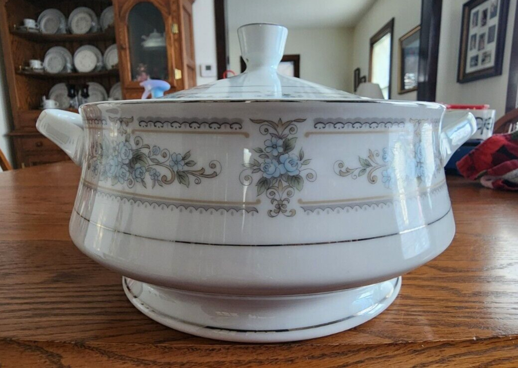 Elington Casserole 2 qt. Covered Wade Fine Porcelain White Blue Platinum Trim !