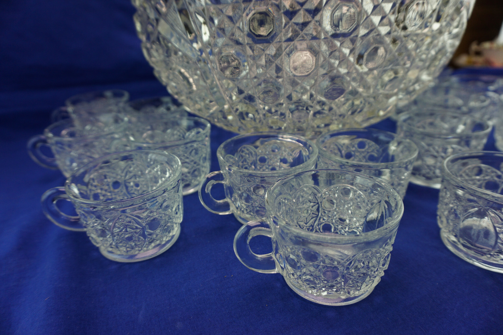 L E Smith Daisy & Button Punch Bowl & (18) Cups, 2 1/8″ in Original Box
