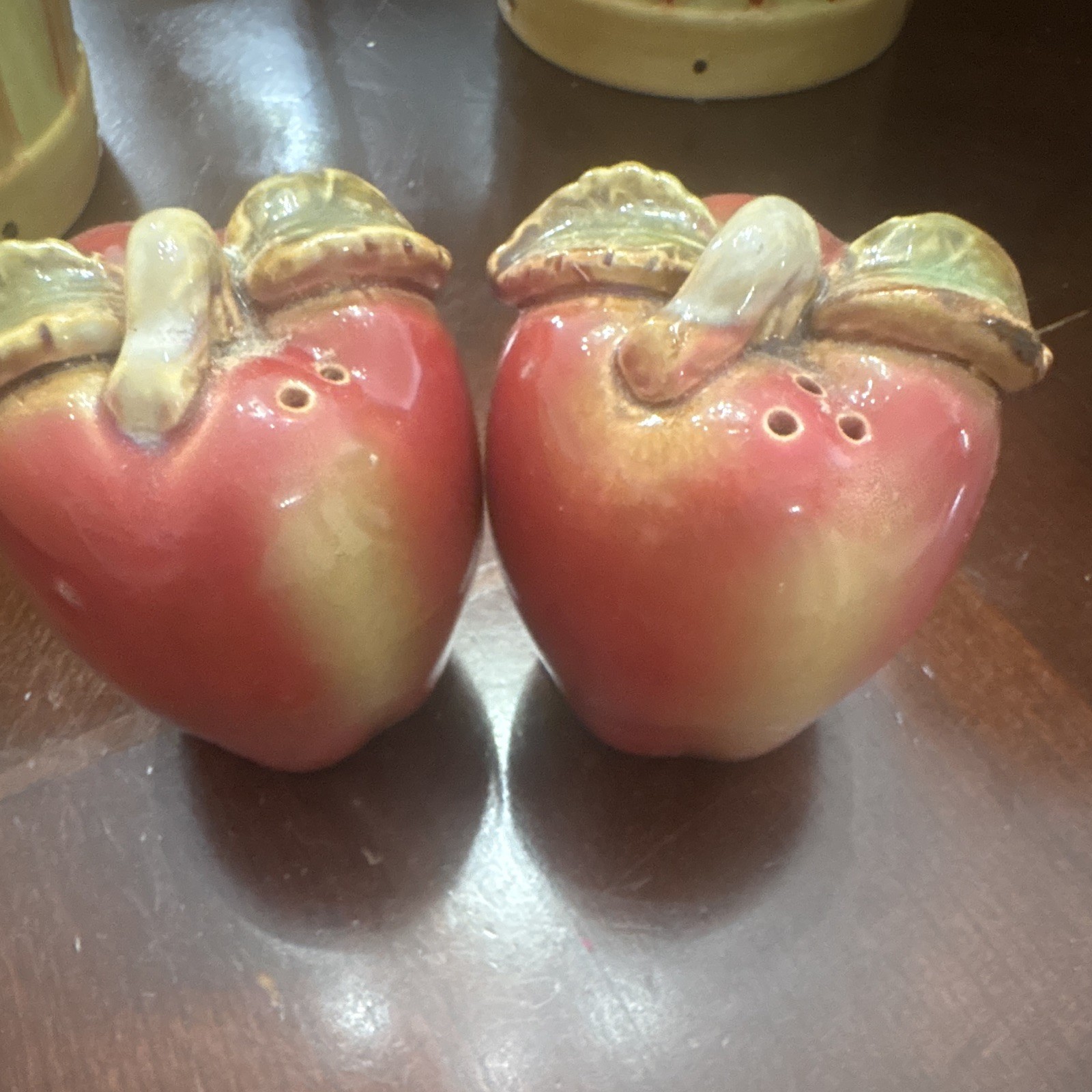 Red Apple Ceramic Salt & Pepper Shaker Set 2pc Glossy Decorative Fruit vintage