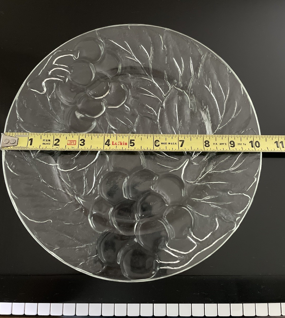 Vintage KIG Indonesia Grapes Leaves Clear Glass Dinner Plates 6 qty 10-3/8″ EVPC