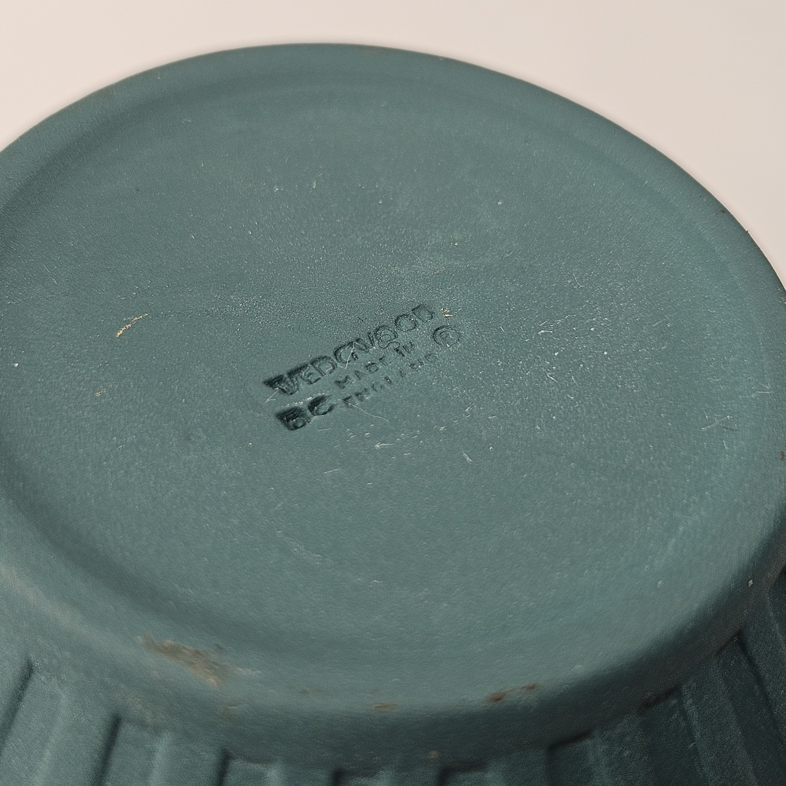4.5″ Wedgwood Jasperware Spruce Green Handled Bowl – Cherubs & Bacchus – 1997