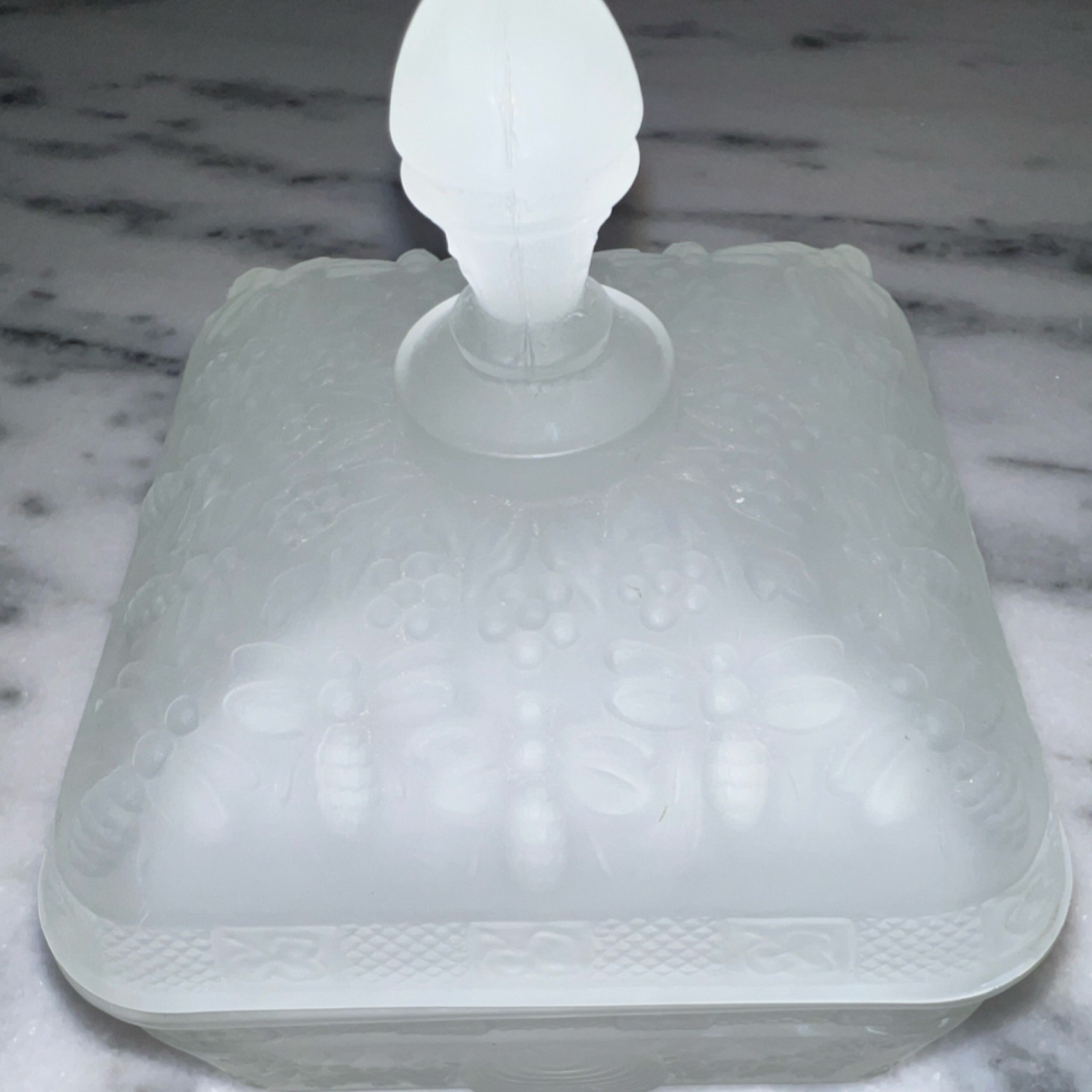 Tiara Indiana glass Frosted Glass Honey Bee Hive with Lid Embossed – read!!!