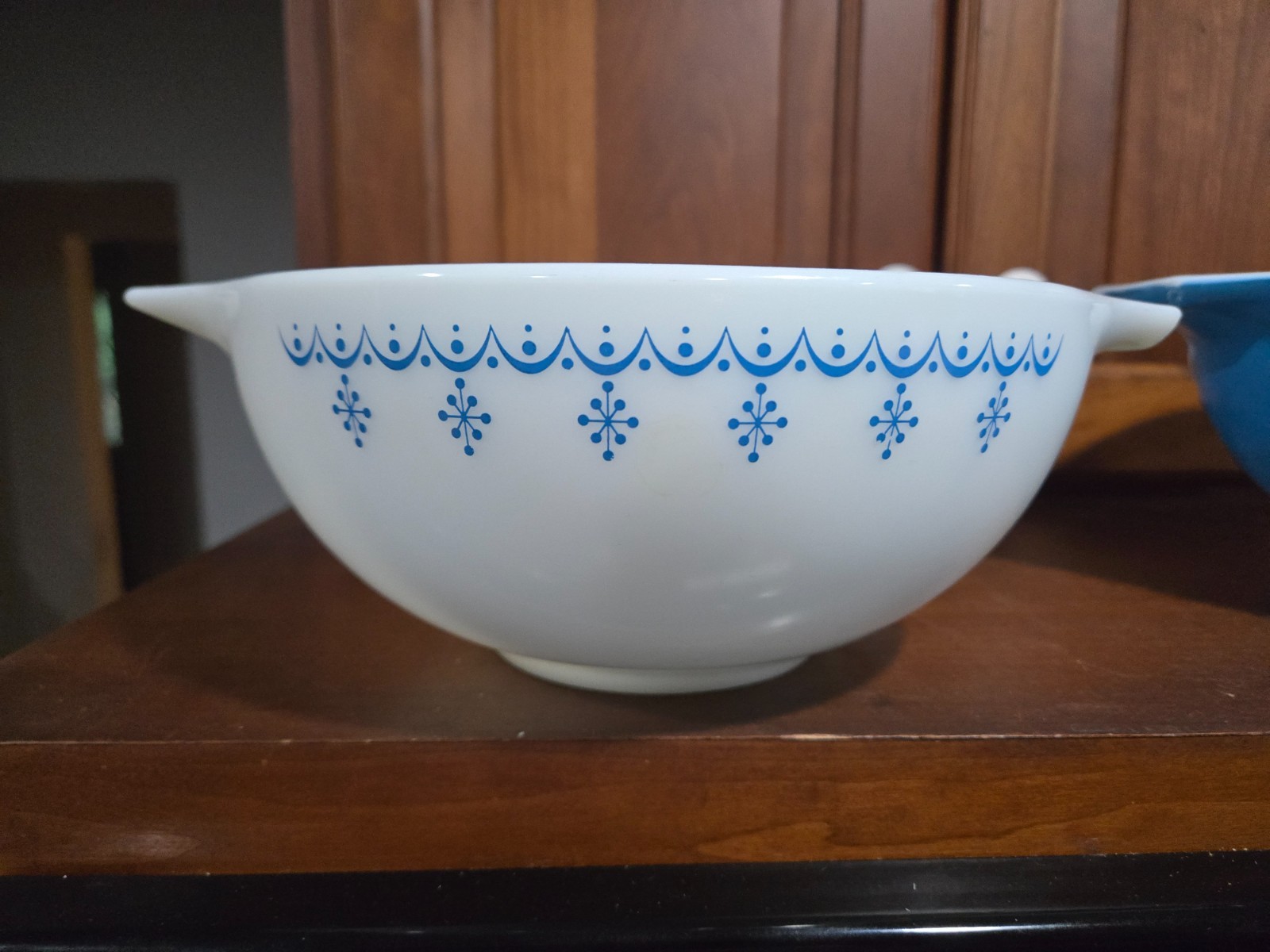 Pyrex 443 (2.5 Qt) & 444 (4 Qt) Snowflake Blue Garland Mixing Bowls – Read