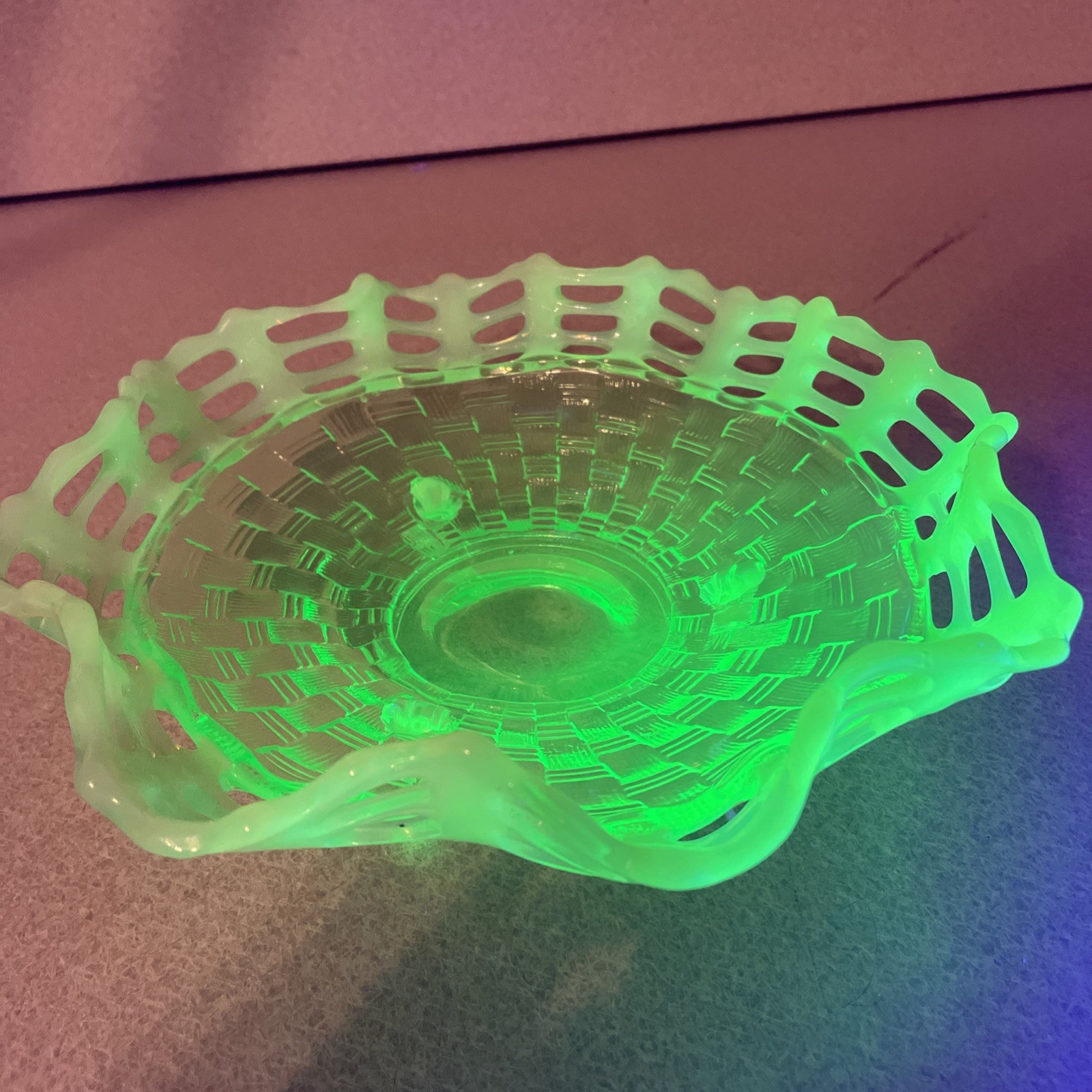 Vintage/Antique Uranium Vaseline Glass Bowl 1930s Fenton Green ruffled 3 row
