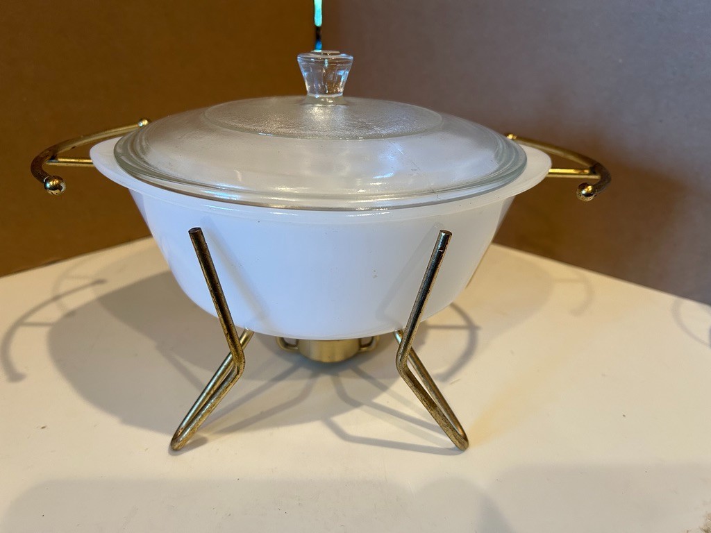 Vintage Glasbake Round Casserole Baking Dish 2 QT with lid & Stand J-152