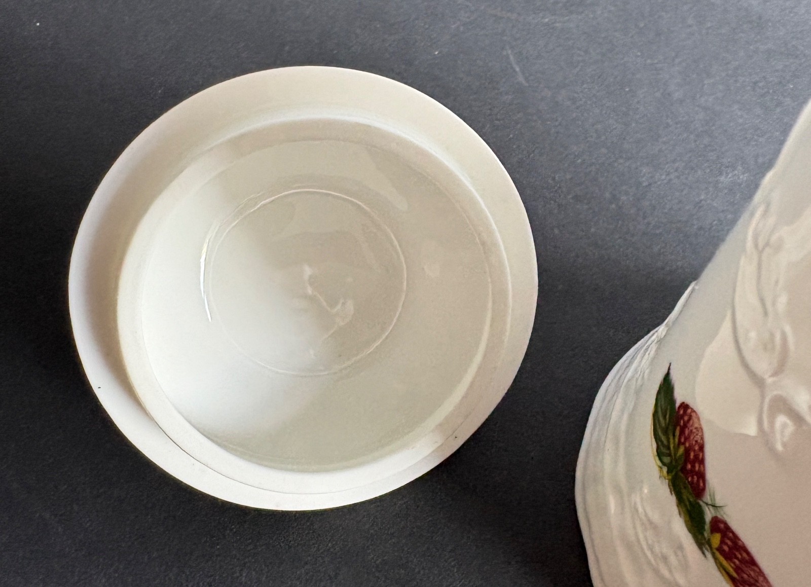 HAMMERSLEY STRAWBERRY RIPE JAR & LID MINT CONDITION 5 1/4 IN. TALL