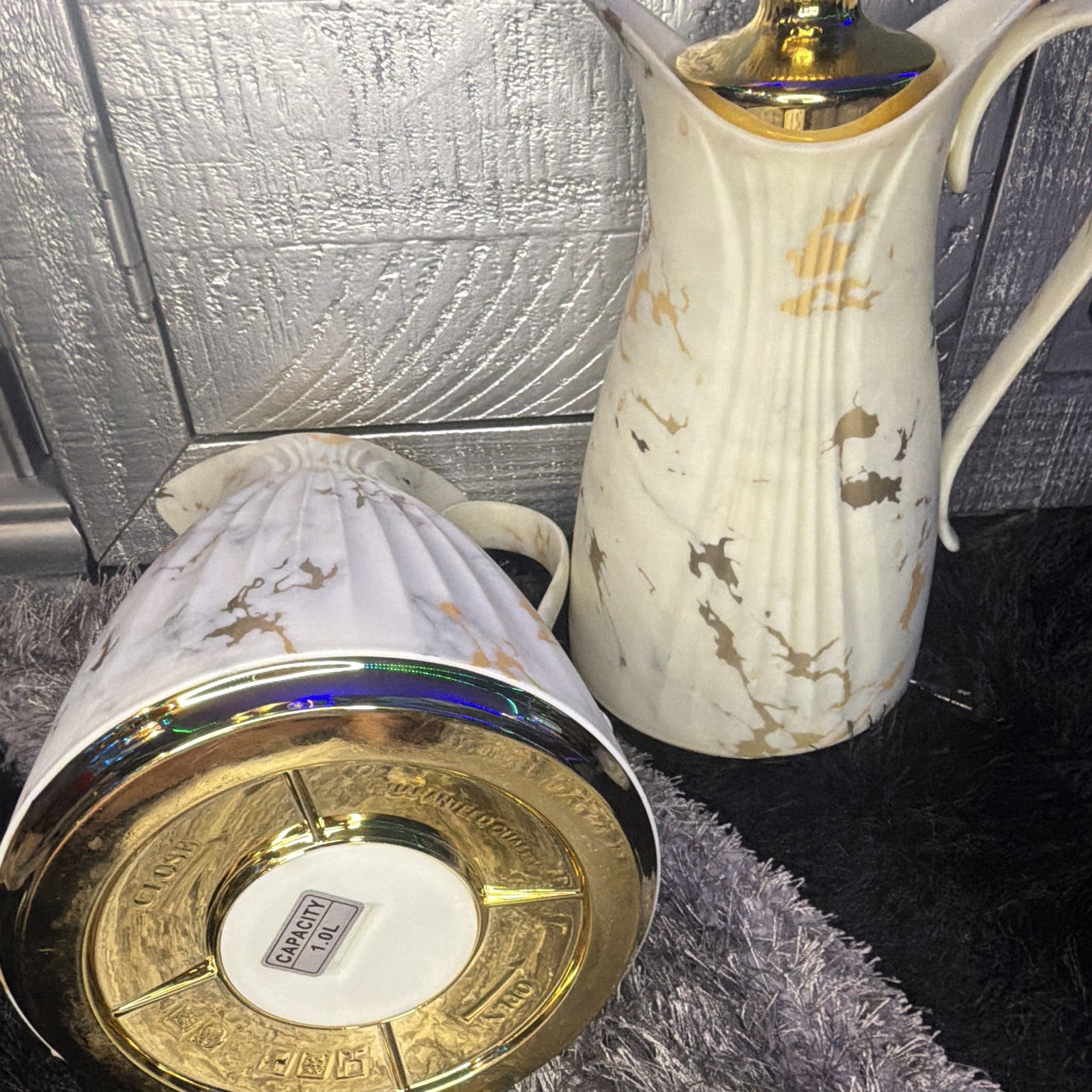 Unmarked 2pc Ceramic Marble Pitcher Set Glossy Gold Lids 0.7L/1.0L