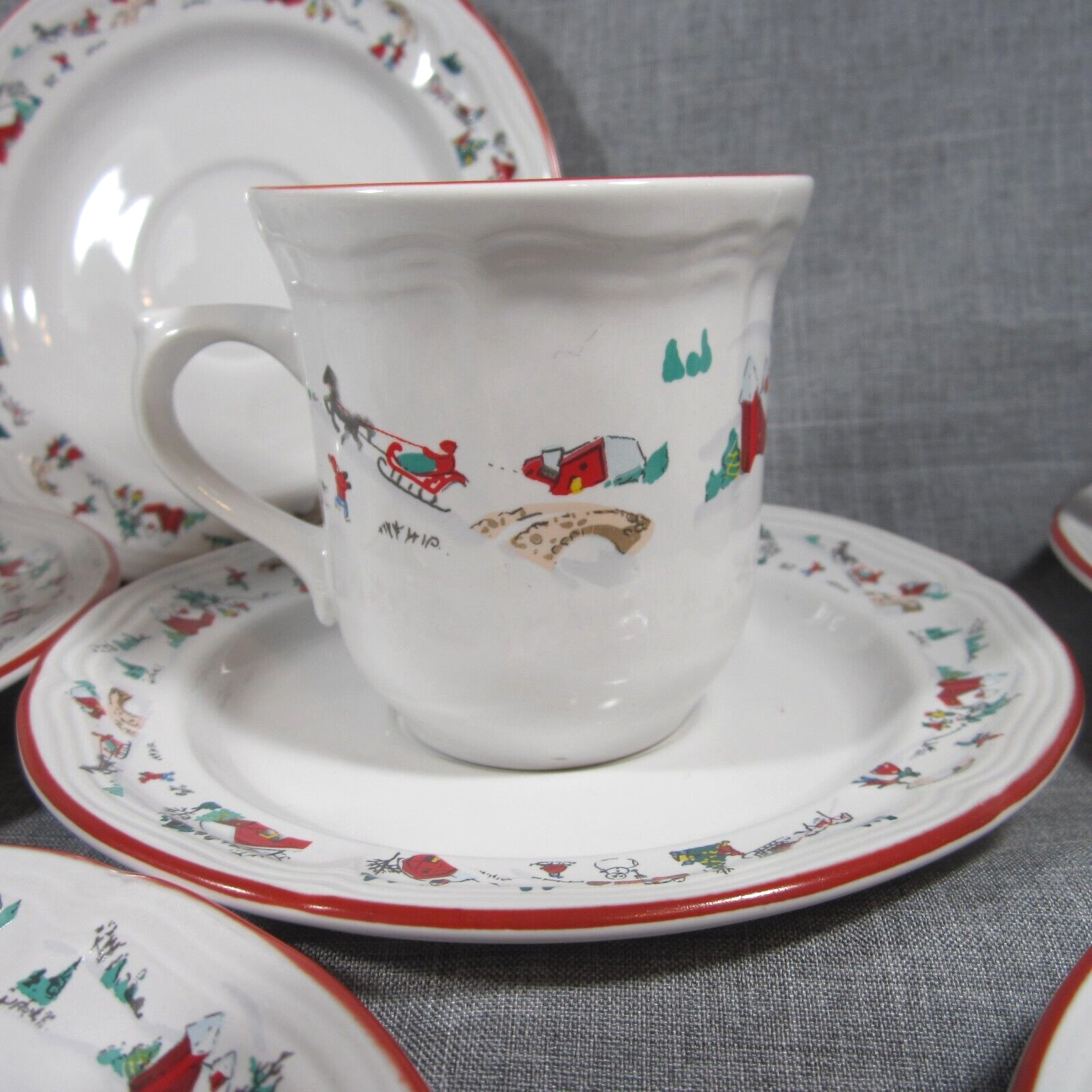 Farberware White Christmas #391 Set of 15 pieces; 7 Cups and 8 Saucers – EUC