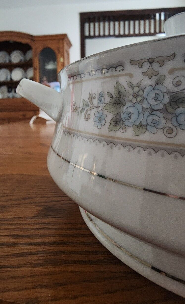 Elington Casserole 2 qt. Covered Wade Fine Porcelain White Blue Platinum Trim !