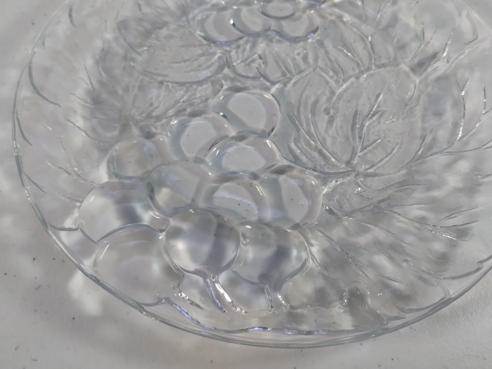 KIG Indonesia Clear Glass Dinner Plates with Grape Design 10 1/4″ Set of 6