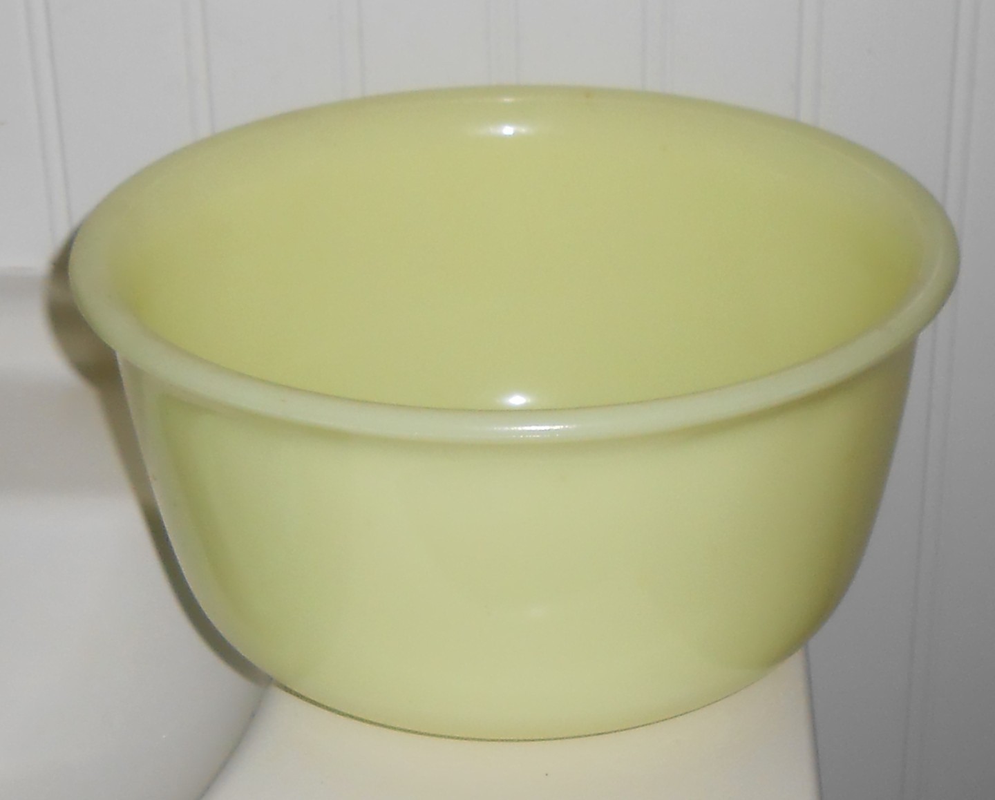 VINTAGE HAMILTON BEACH MIXING BOWL – 9″ CHARTREUSE URANIUM GLAZE – RACINE, WI