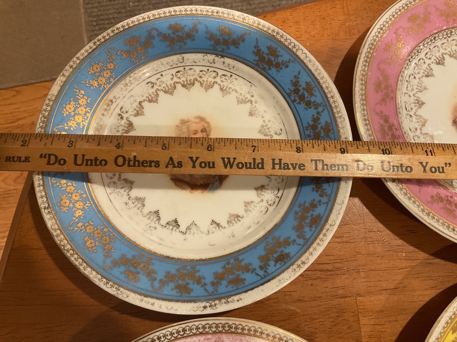 Set of 6 Victoria Carlsbad Gilt Portrait Plates, 1894-1918 – named portraits
