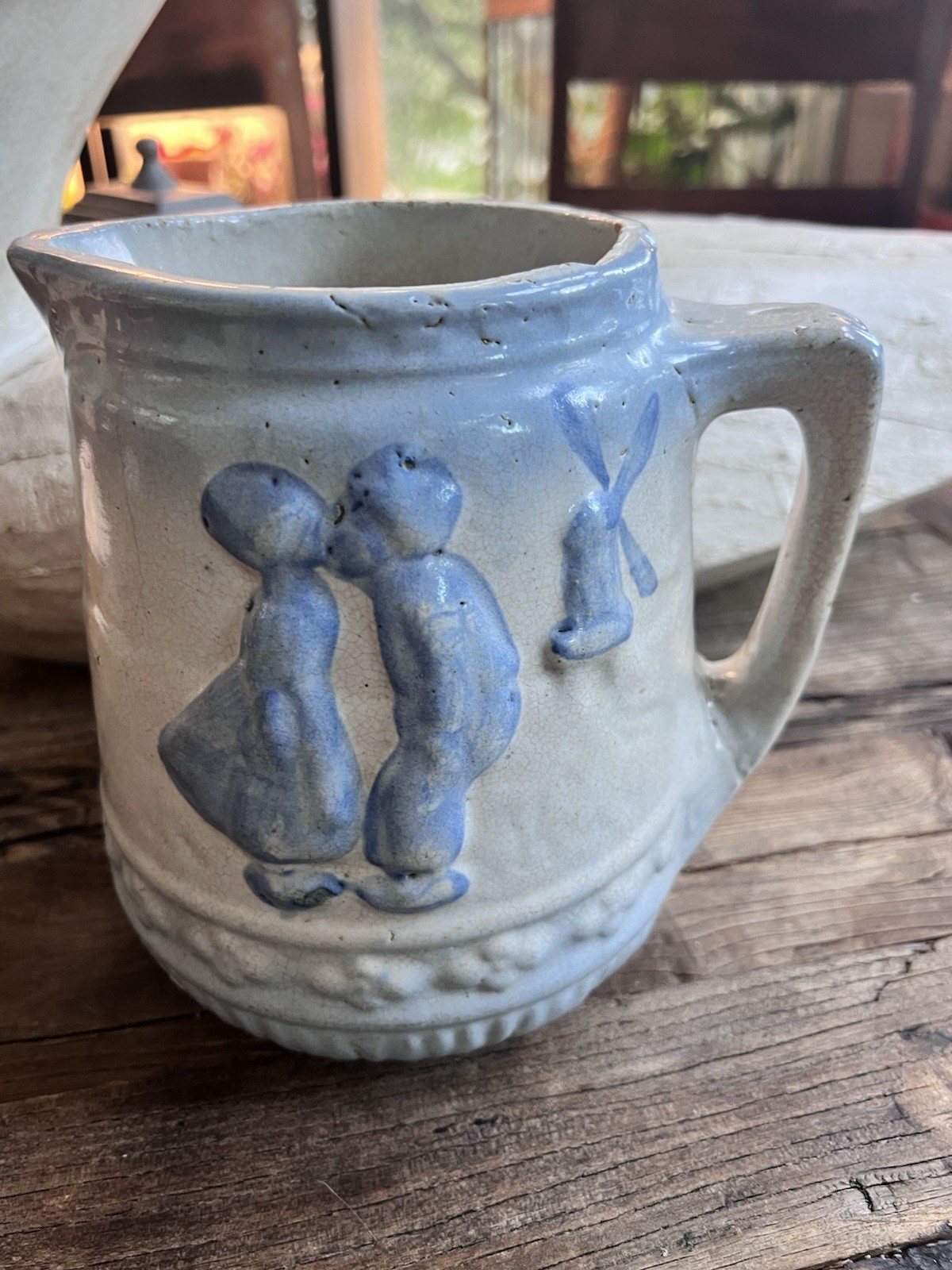 ANTIQUE 1900s BLUE & WHITE SALT GLAZE KISSING DUTCH KIDS STONEWARE PITHCER 7″