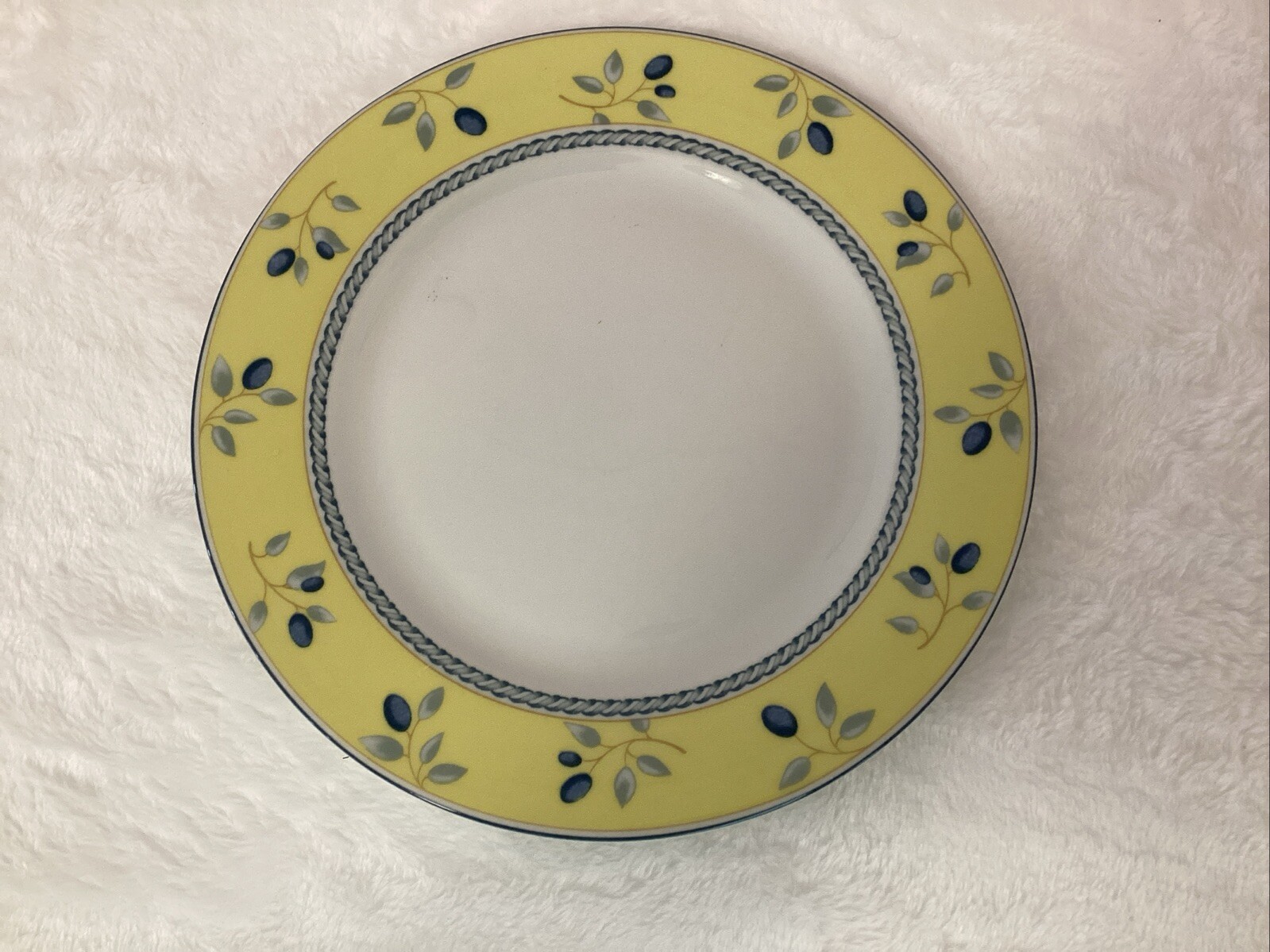 Blueberry by Royal Doulton Crafted in England Dinnerware Set of 15 Pieces