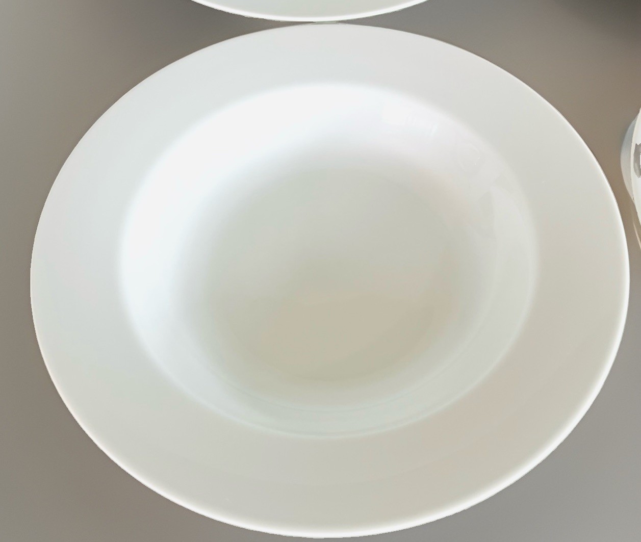 Crate and Barrel White Maison 9 1/8″ Large Rim Soup/Salad Bowls Japan – Set Of 4