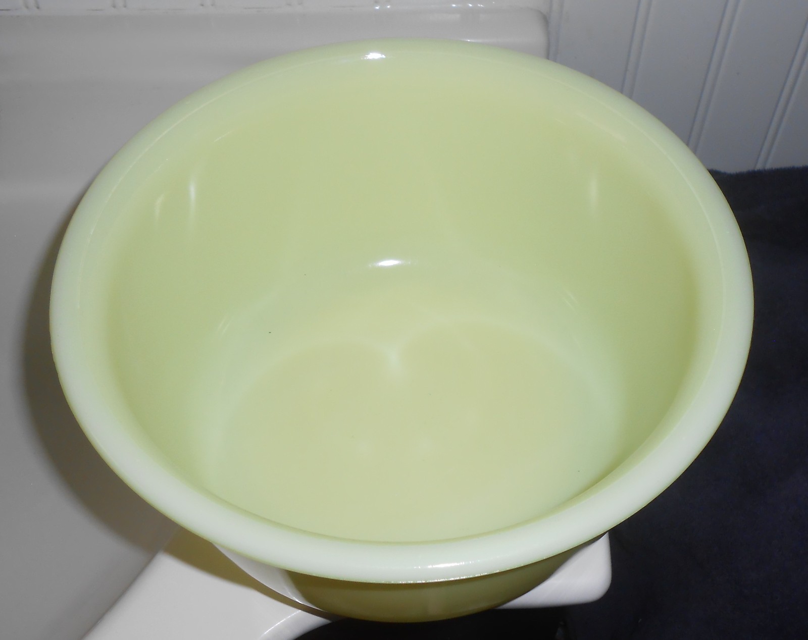 VINTAGE HAMILTON BEACH MIXING BOWL – 9″ CHARTREUSE URANIUM GLAZE – RACINE, WI