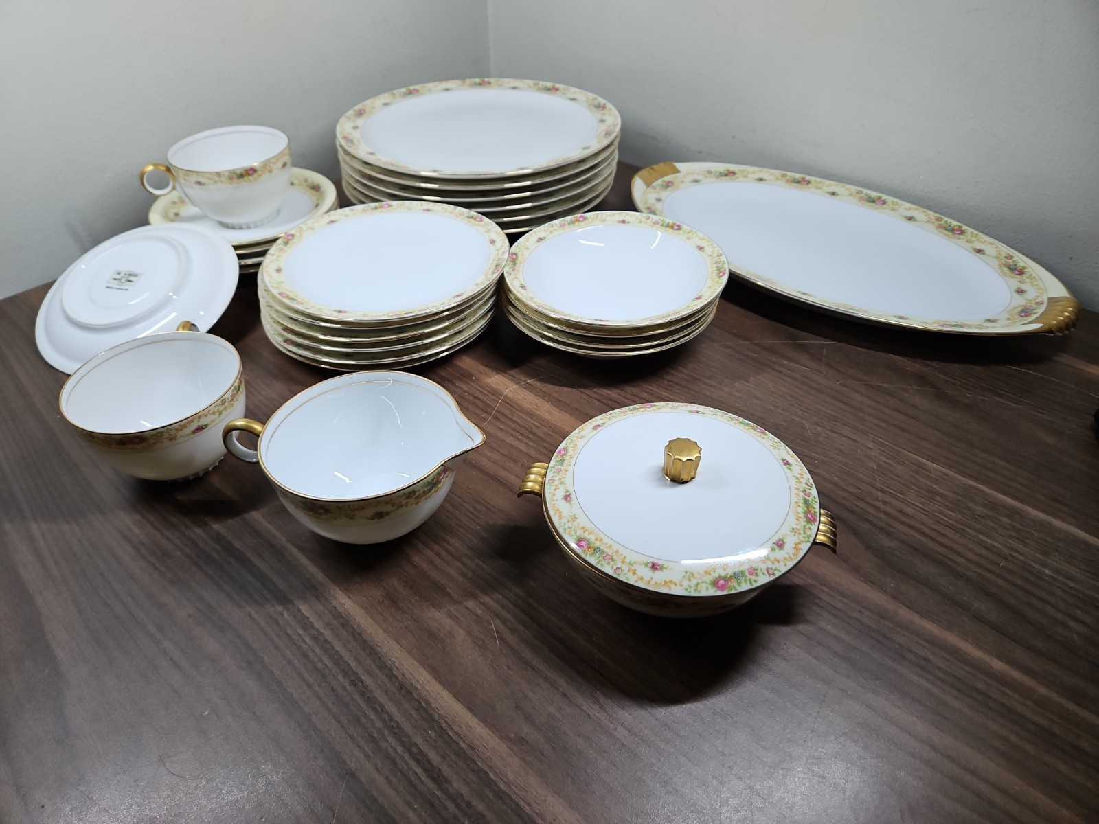 MEITO CHINA THE WINDSOR SHAPE JAPAN 22K GOLD (32 Piece Set)