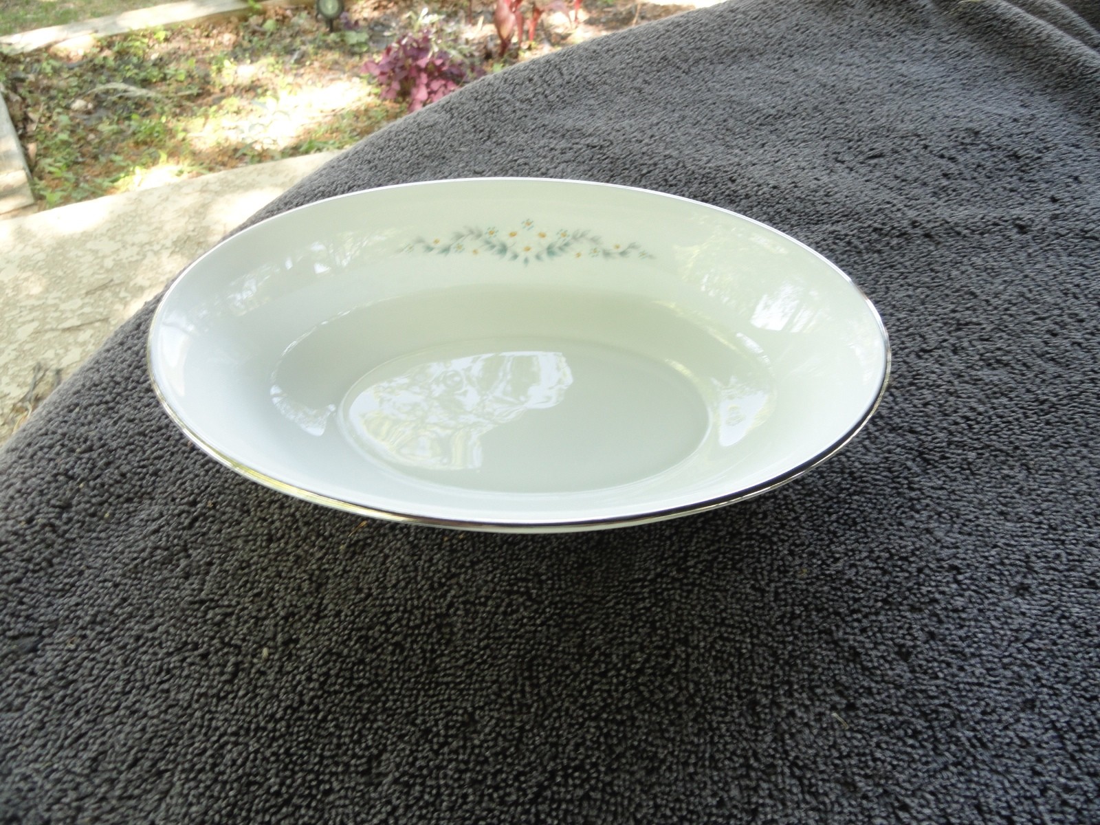 Lenox Oxford Holyoke Platinum Trim White Blue Daisies Leaves Oval Serving Bowl