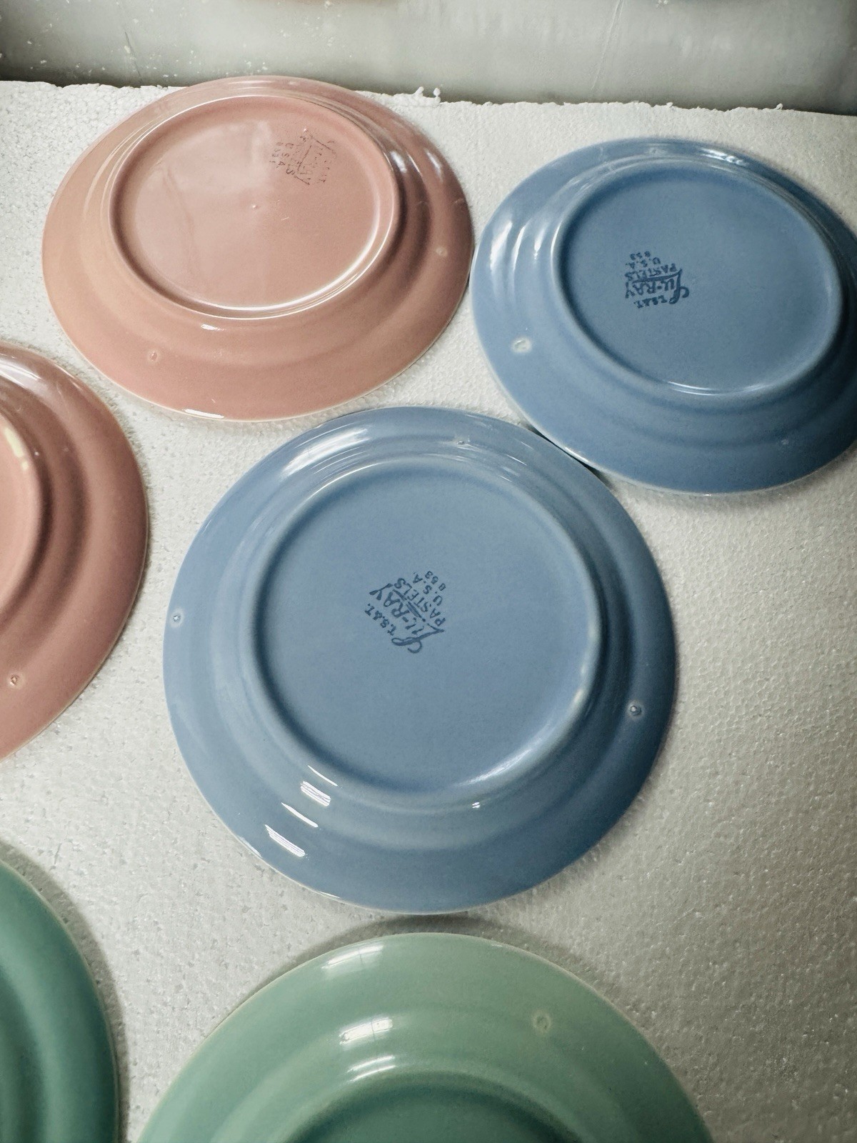 Lu Ray Pastels USA Dessert Ceramic Plates Ca 1940 Lot Of 6 – 6.25 In