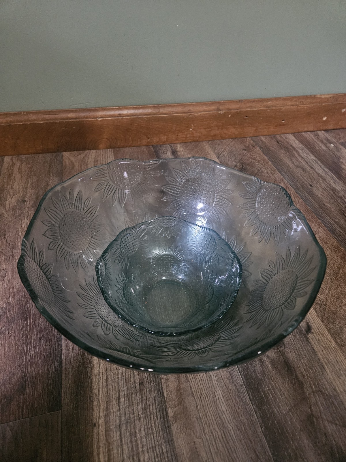 VINTAGE CHIP & DIP BOWL SET Green GLASS Wavy EDGE Flower Bowls No Chips/Cracks