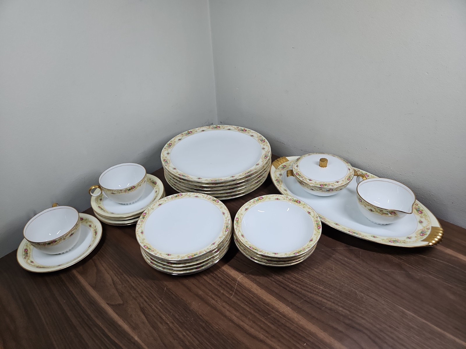 MEITO CHINA THE WINDSOR SHAPE JAPAN 22K GOLD (32 Piece Set)