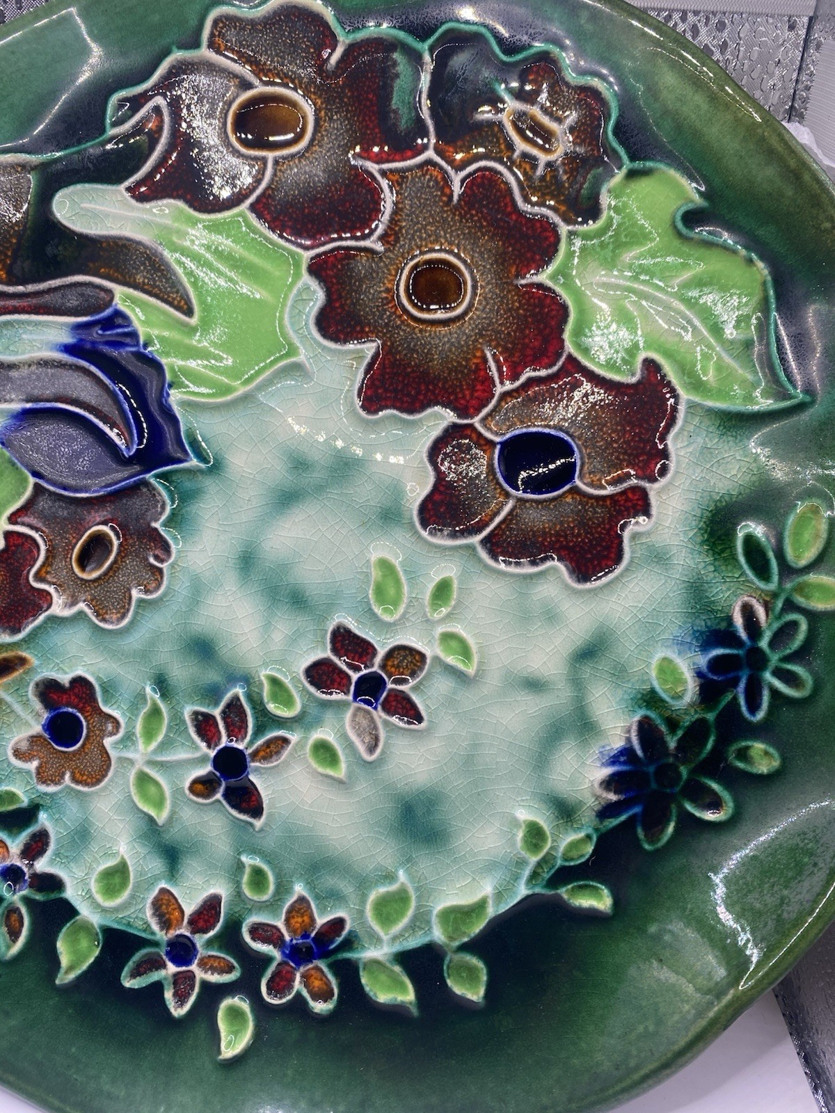 Vtg 1950 Pottery plate Tubelined Resembles Moorcroft 10 1/2 Inches Multicolor