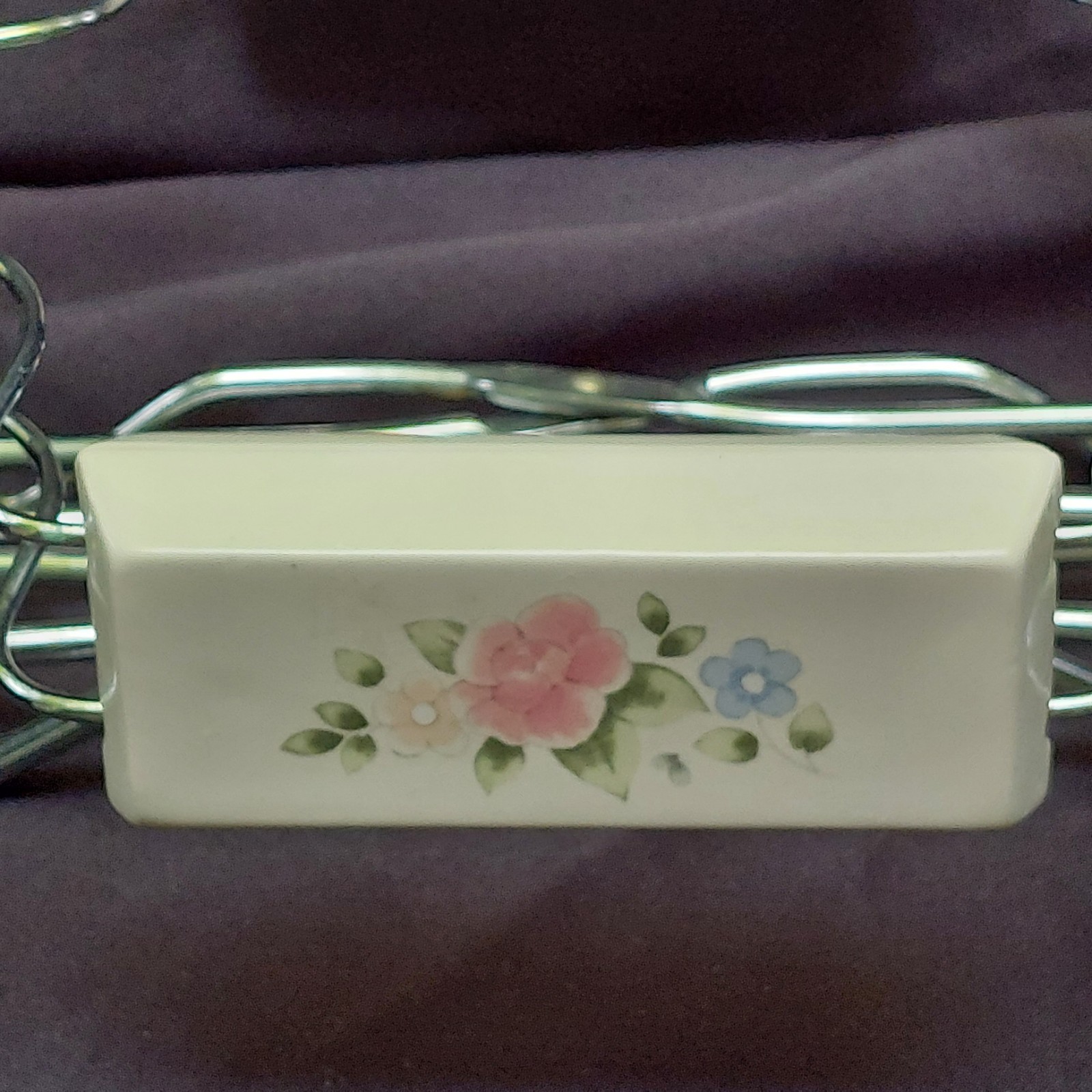 Pfaltzgraff “Yorktowne” Steel Adjustable Accordion Casserole Holder With Handles