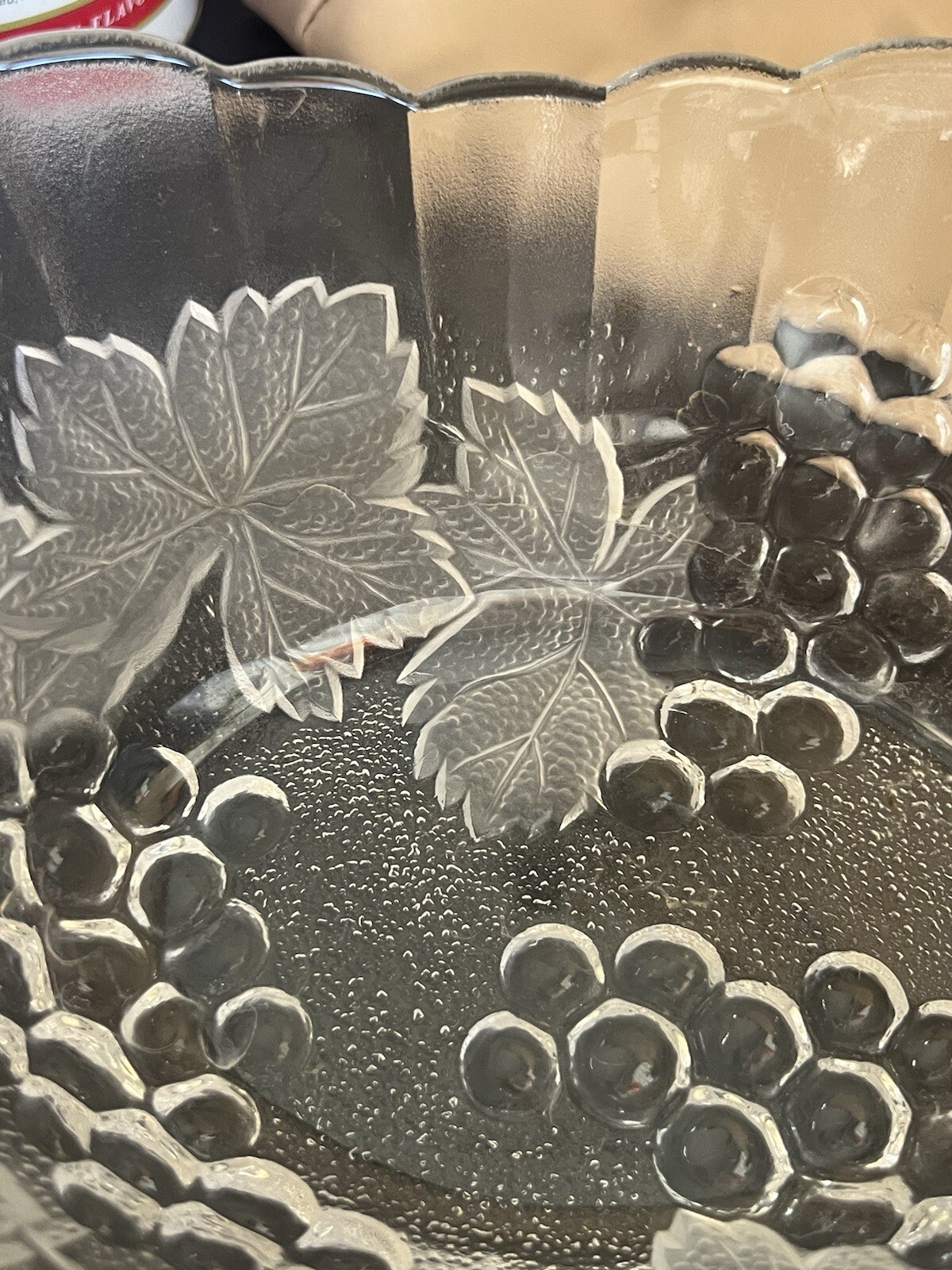 FROSTED GLASS GRAPES AND LEAVES OVAL FRUIT BOWL 10.5x8x4.5 (748)