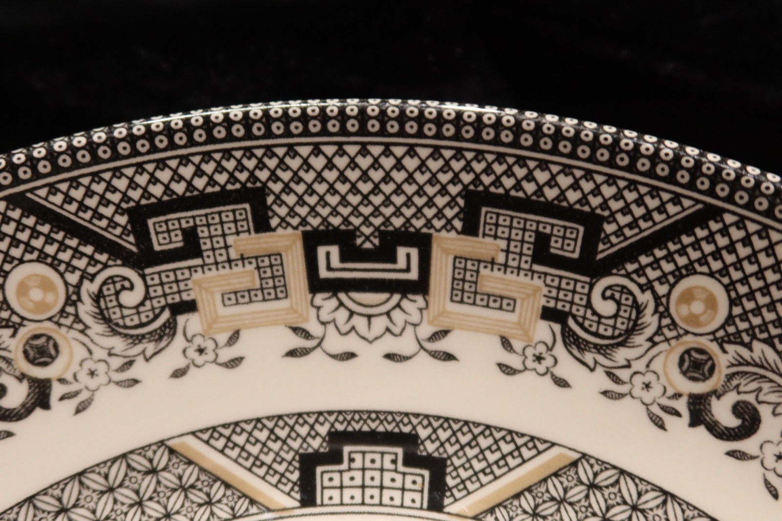ROYAL STAFFORD WILLOW BLACK & GOLD WILLOW SCENE 4 PASTA SOUP BOWLS 8 3/4″ WIDE