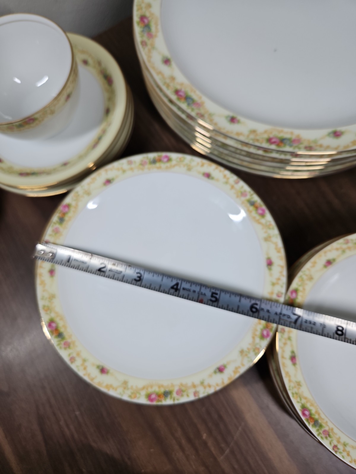MEITO CHINA THE WINDSOR SHAPE JAPAN 22K GOLD (32 Piece Set)
