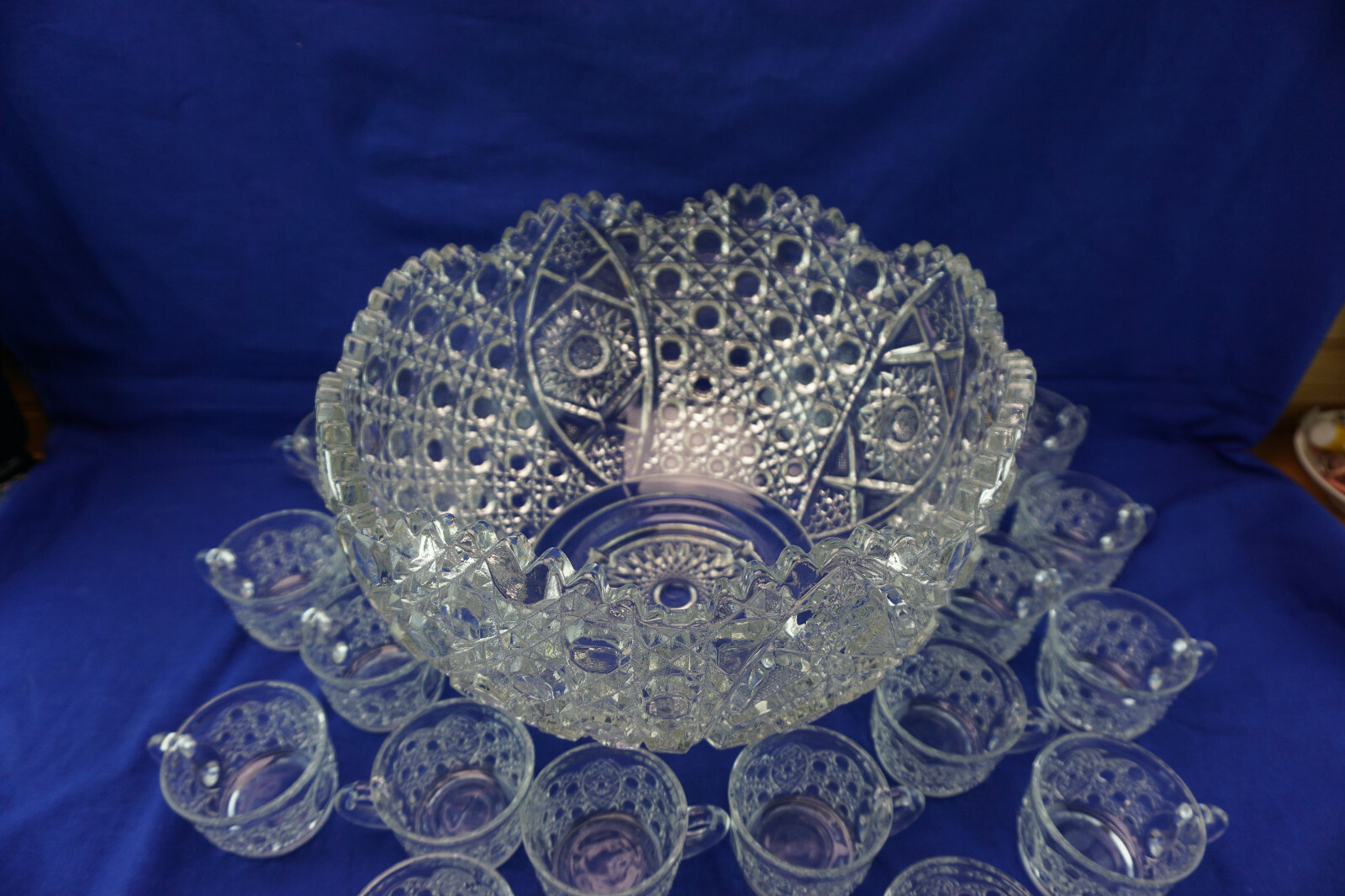 L E Smith Daisy & Button Punch Bowl & (18) Cups, 2 1/8″ in Original Box