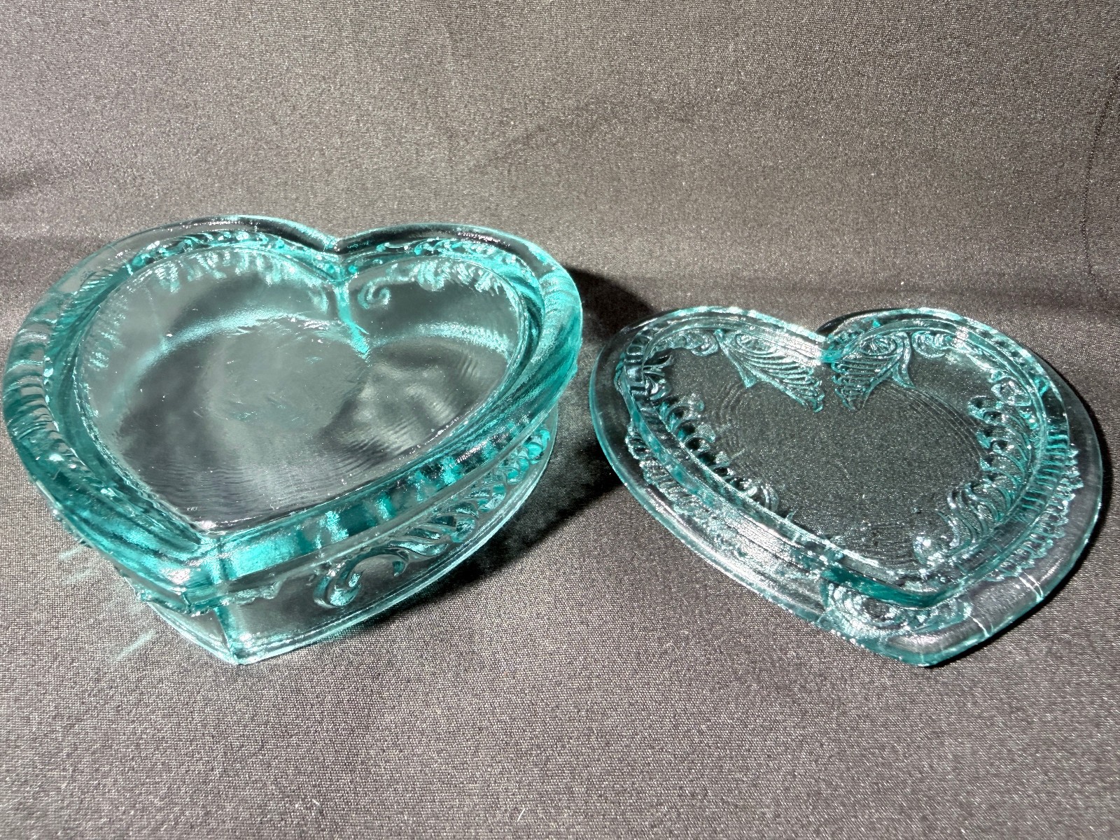 Green Vaseline Uranium art glass Heart Powder makeup box candy dish jewelry glow