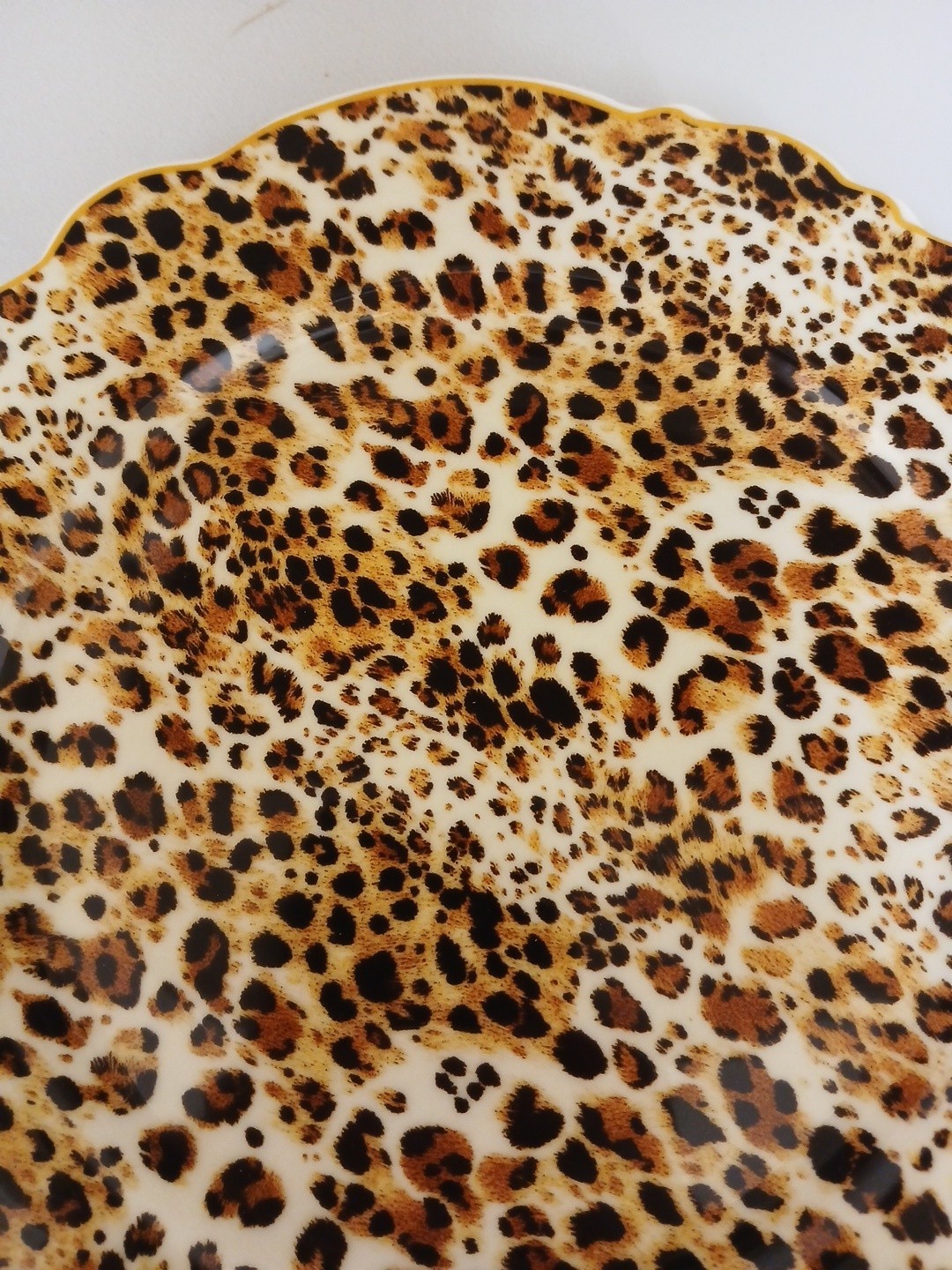 Set of 4 Camila 10 1/2″ Scalloped Edged Full Leopard Print Dinner Plates