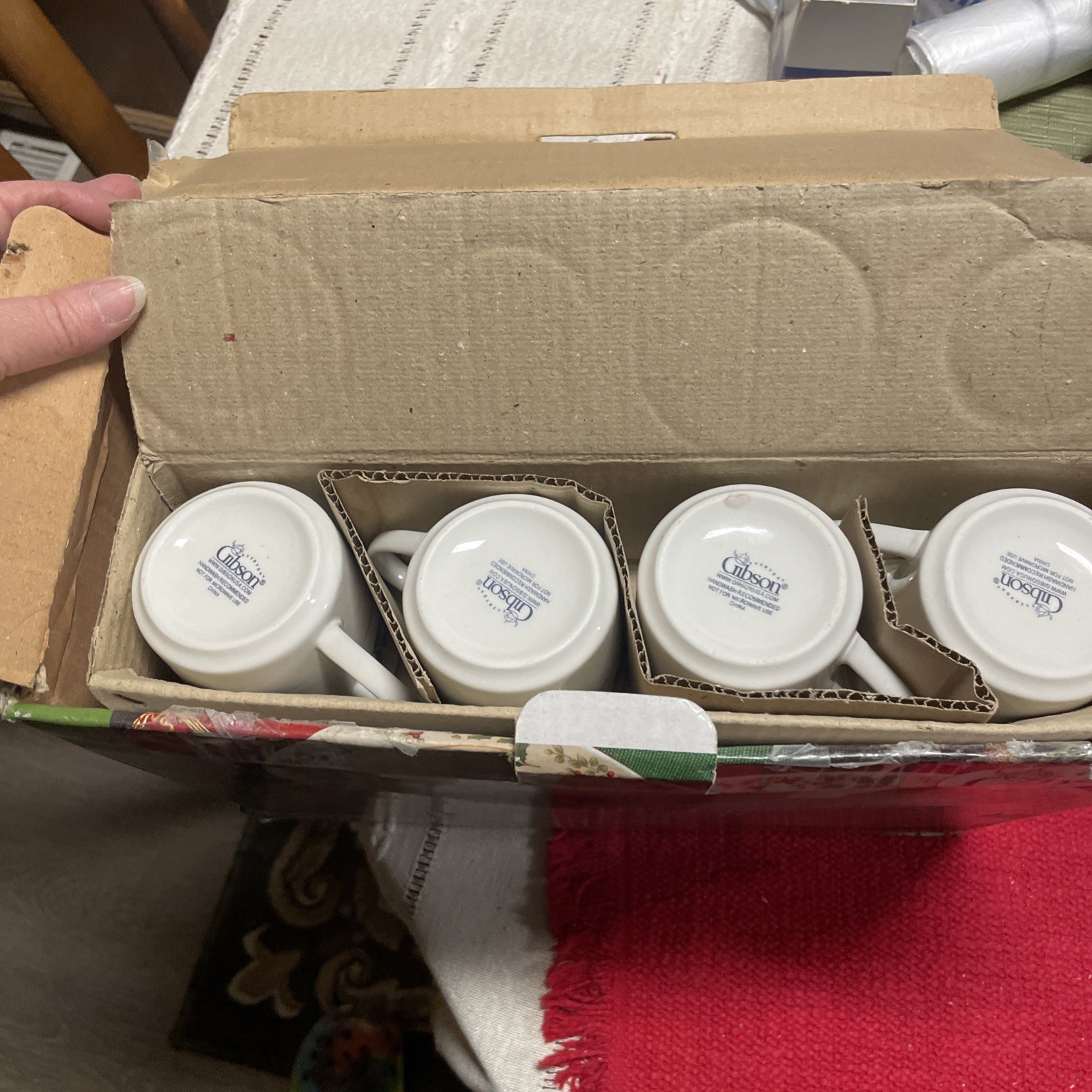 Gibson “Holiday Gold” Holly Berries Christmas 20 Pc Dinnerware Set – New In Box
