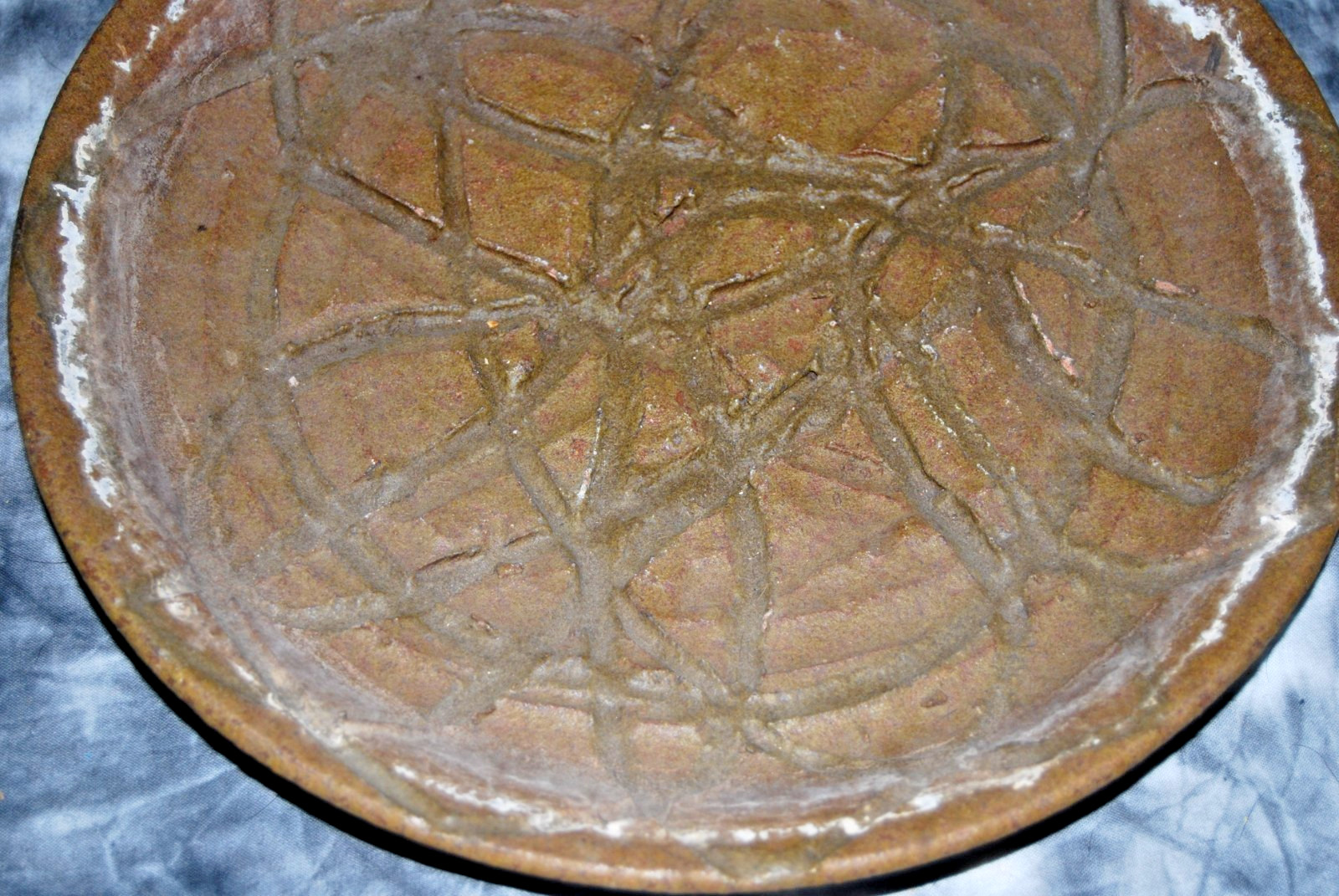 Vintage 1963 Studio Pottery 10″ Plate Signed BERRY String Pressed MCM Abstract