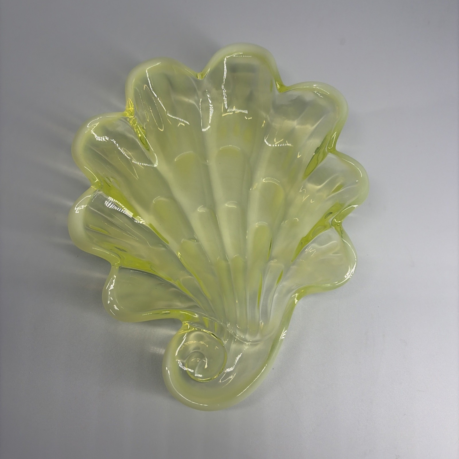 Duncan Miller Clam Sea Shell Trinket Dish 6.5″ Vaseline Uranium Opalescent Glow