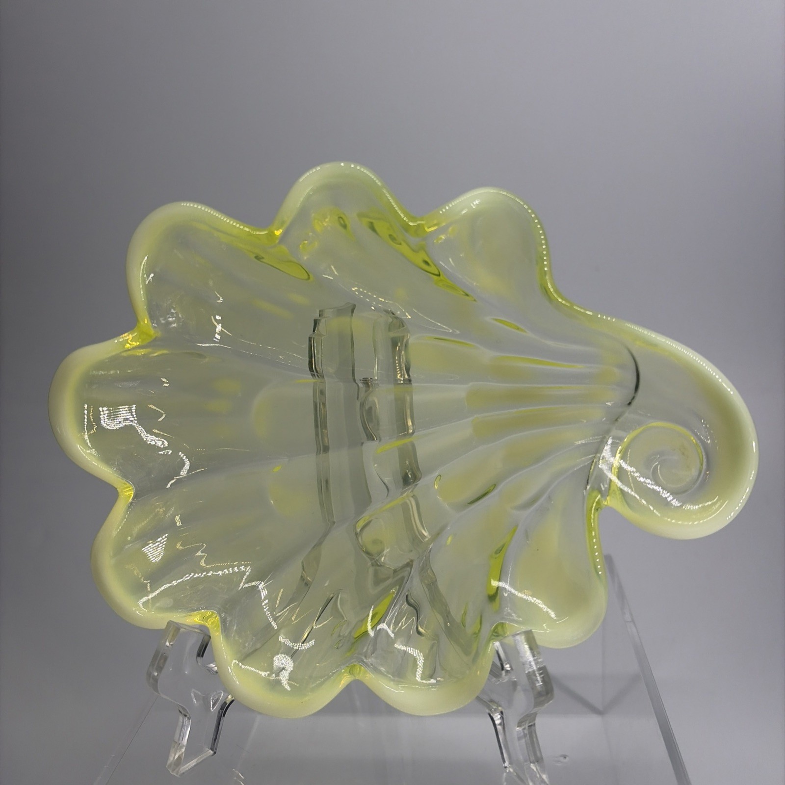 Duncan Miller Clam Sea Shell Trinket Dish 6.5″ Vaseline Uranium Opalescent Glow