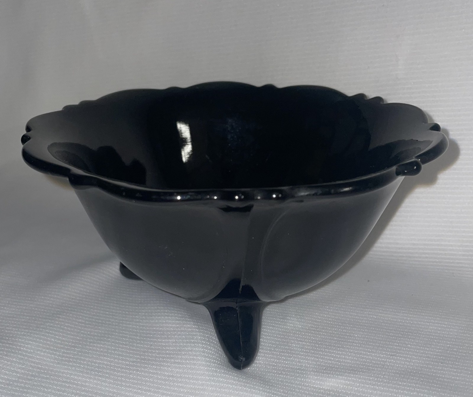 LE SMITH Mt Pleasant Black Amethyst Glass 3 Footed Candy Dish Bowl 3″ tall