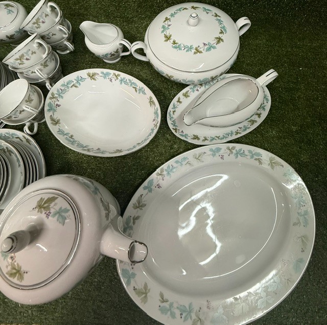Fine China of Japan Vintage Grapevine Dinnerware Set Replacements Grapes 6701