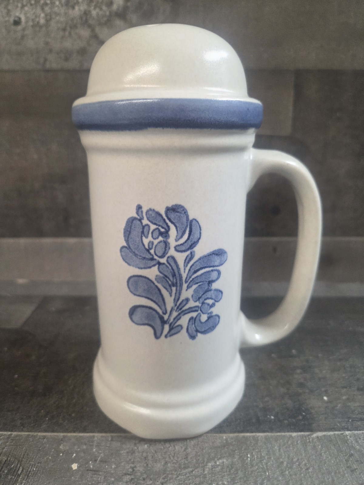 Pfaltzgraff Yorktowne Cheese/Spice Shaker with Handle & Stopper 6.5″ Stoneware